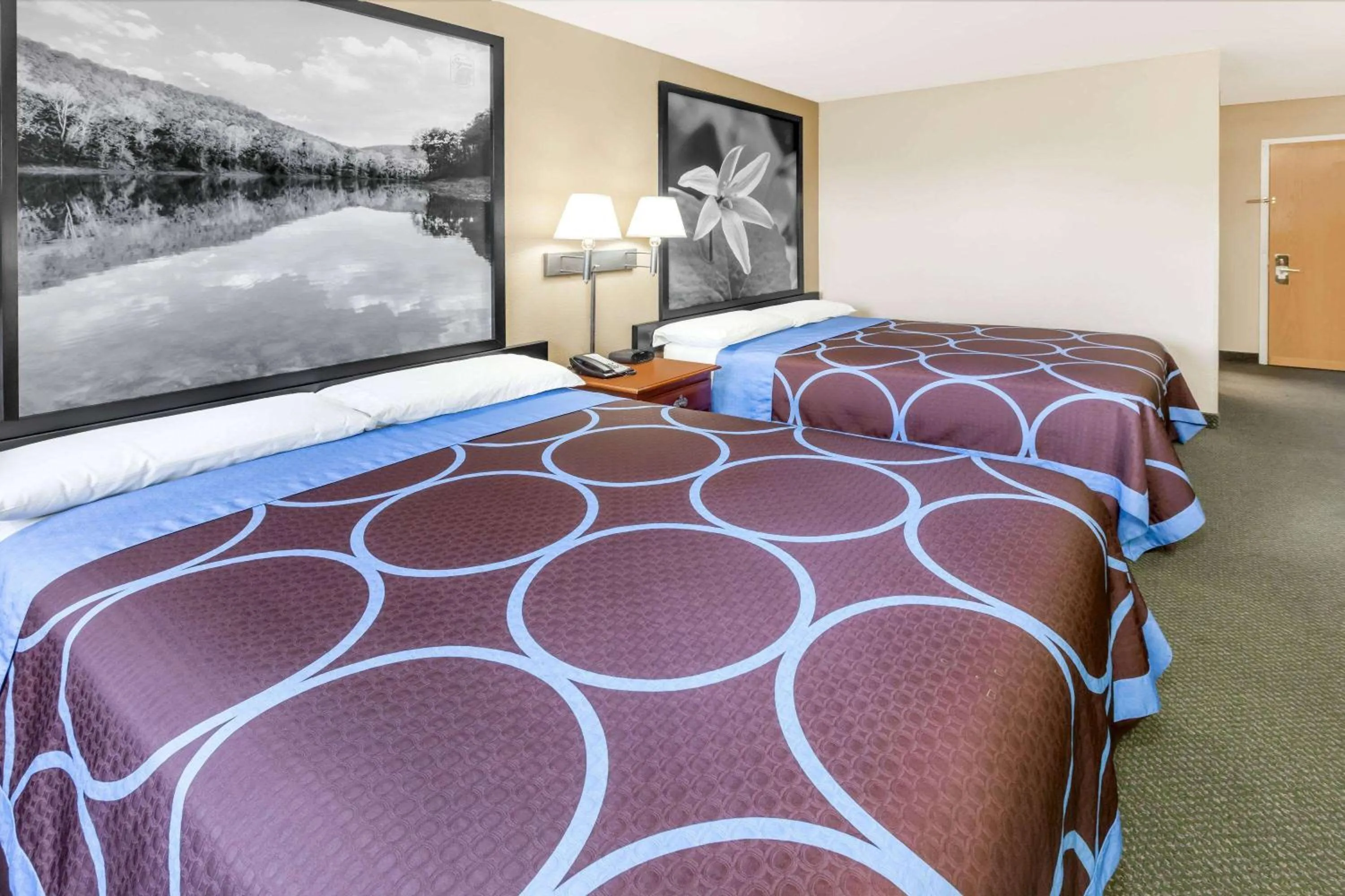 Photo of the whole room, Bed in Super 8 by Wyndham Pine Bluff