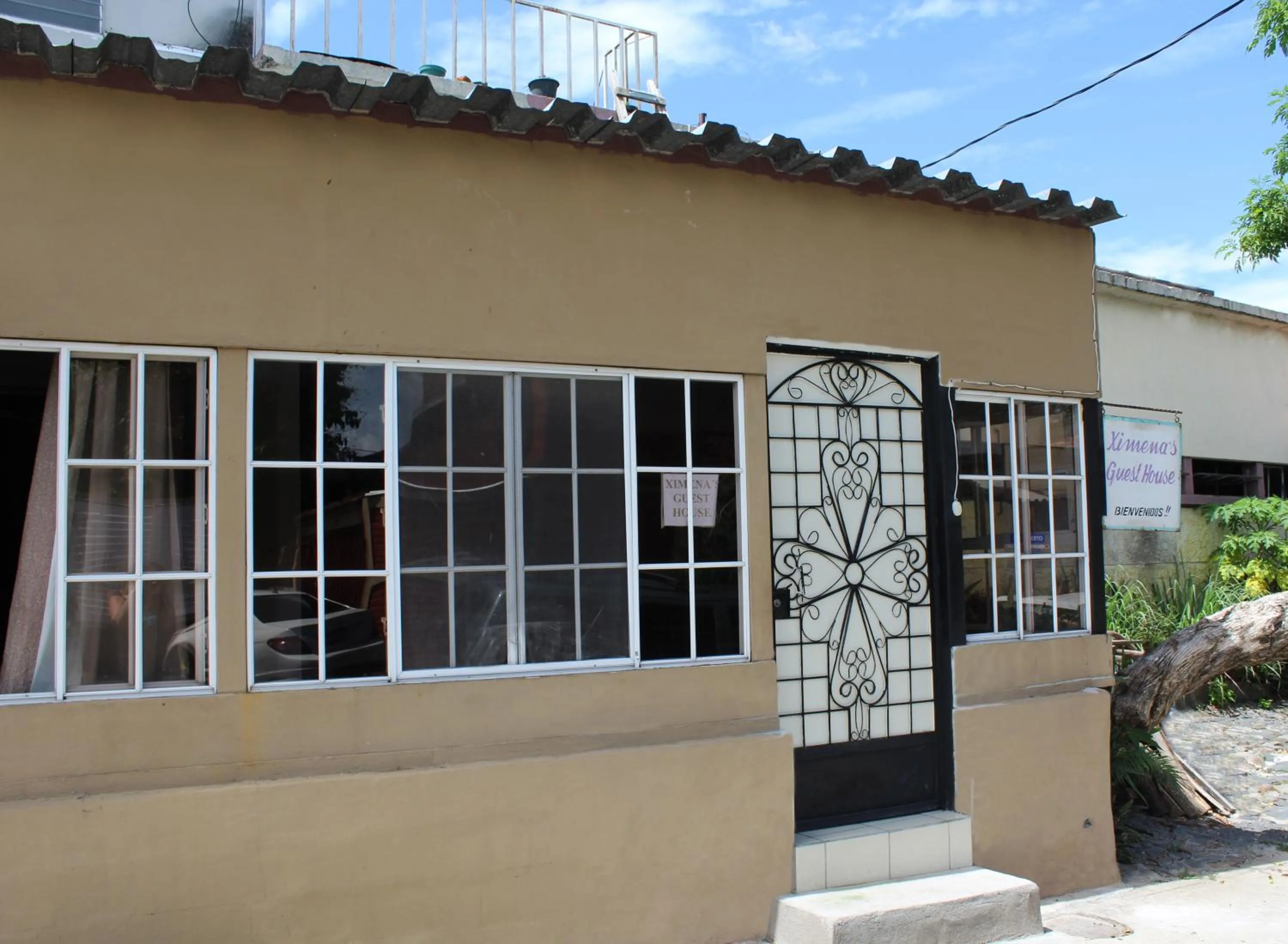 Facade/entrance in Ximenas Guest House
