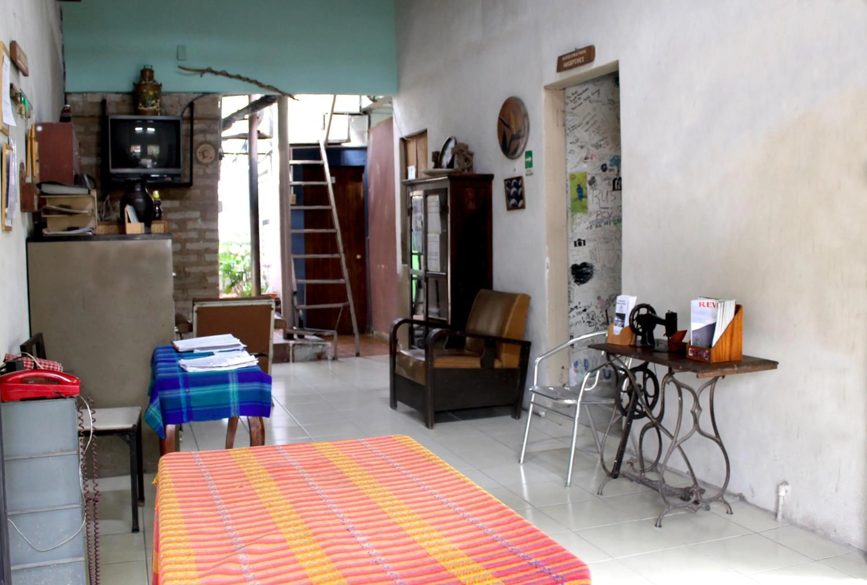Communal lounge/ TV room in Ximenas Guest House