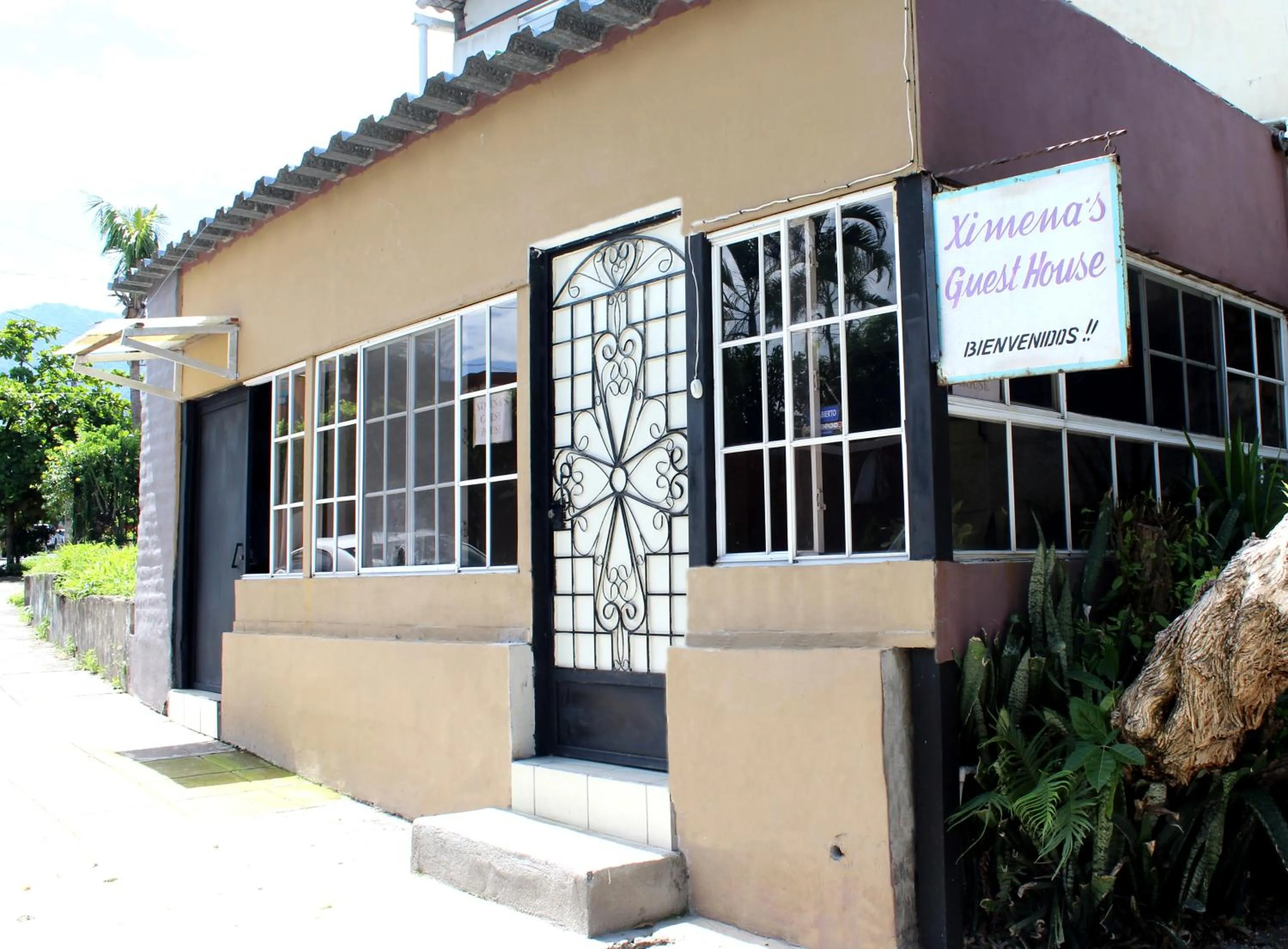 Facade/entrance in Ximenas Guest House