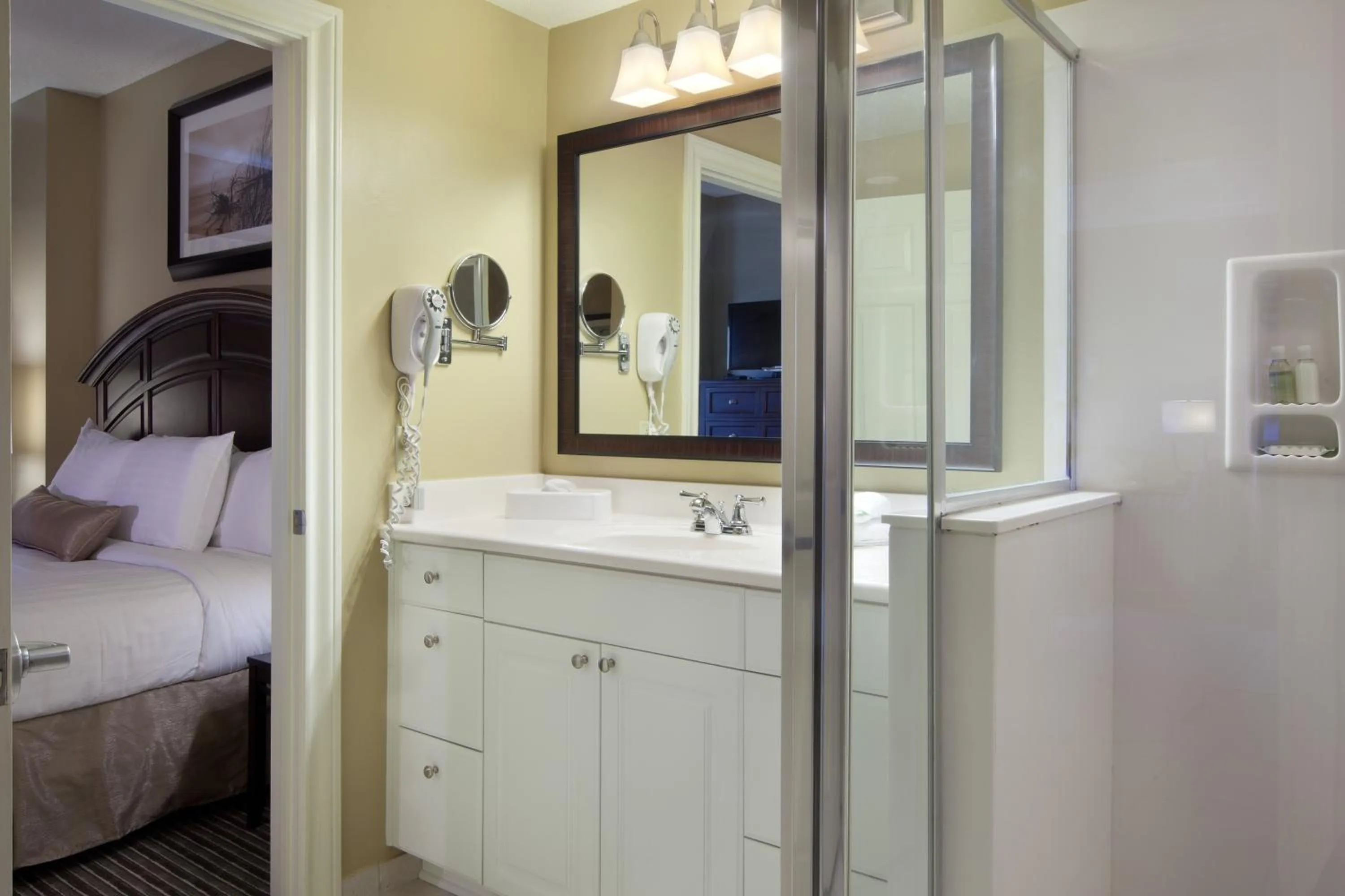 Bathroom, Bed in Holiday Inn Club Vacations Galveston Beach Resort