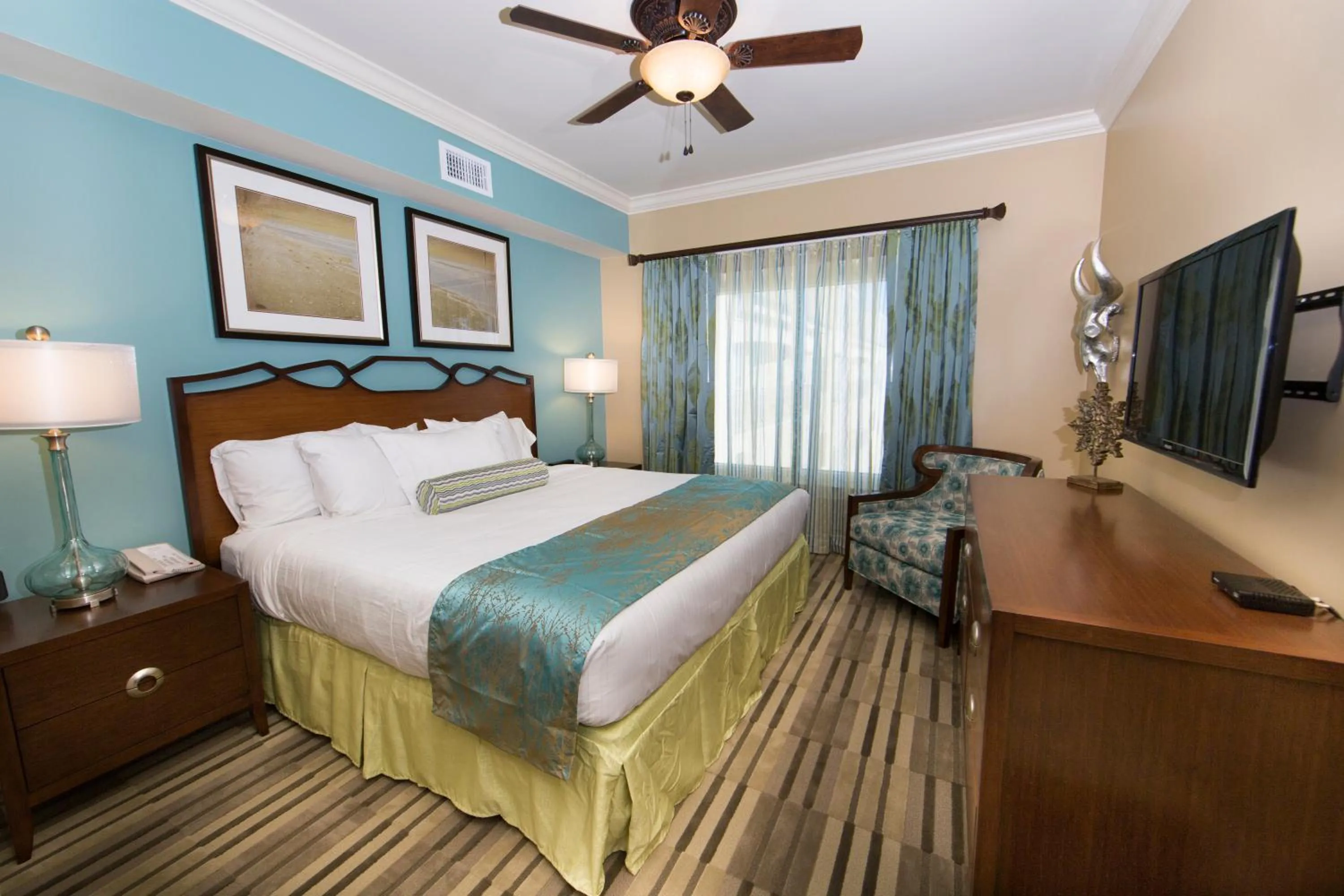 Photo of the whole room, Bed in Holiday Inn Club Vacations Galveston Beach Resort