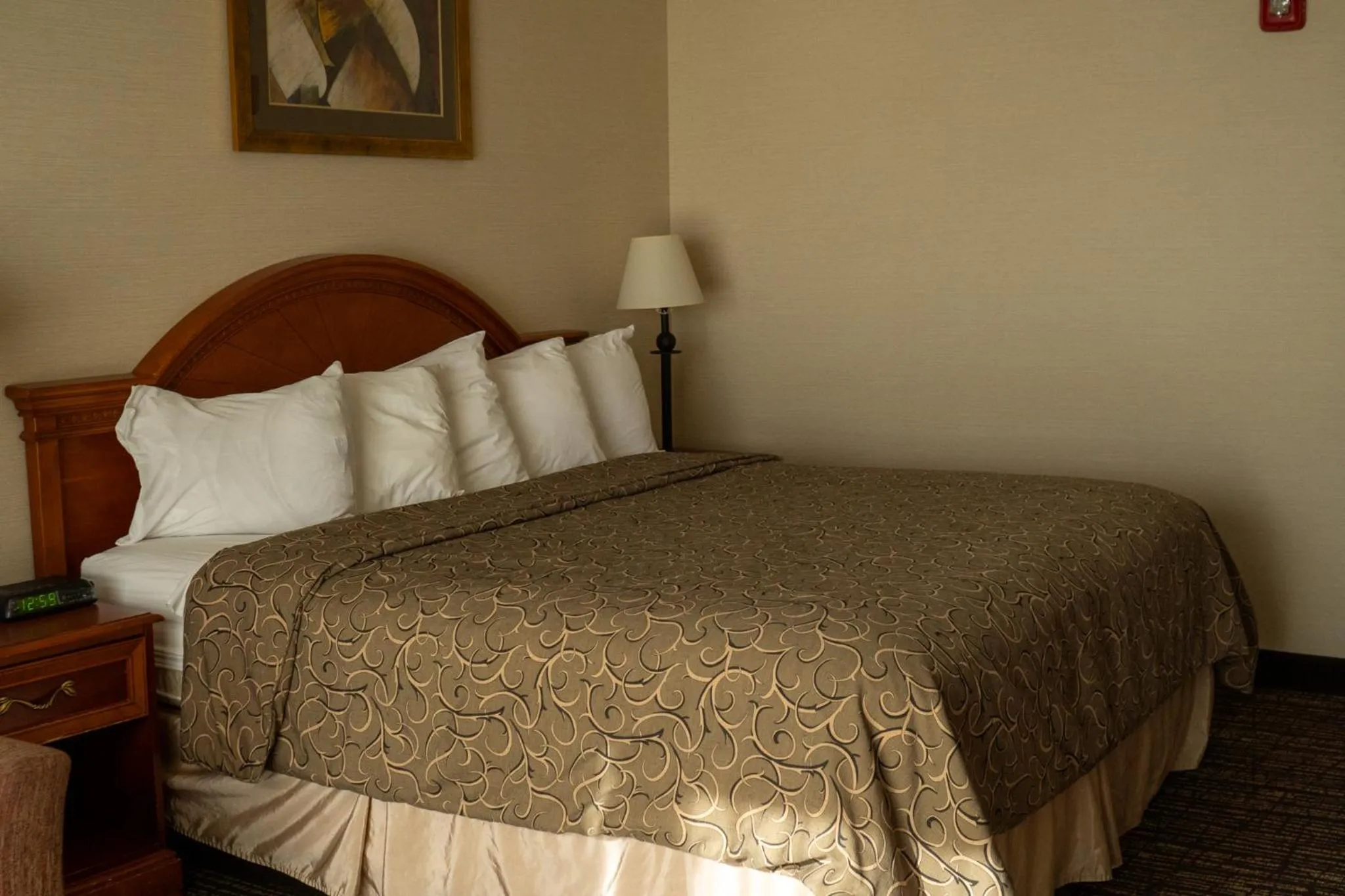 Bedroom, Bed in Hotel Topeka at City Center