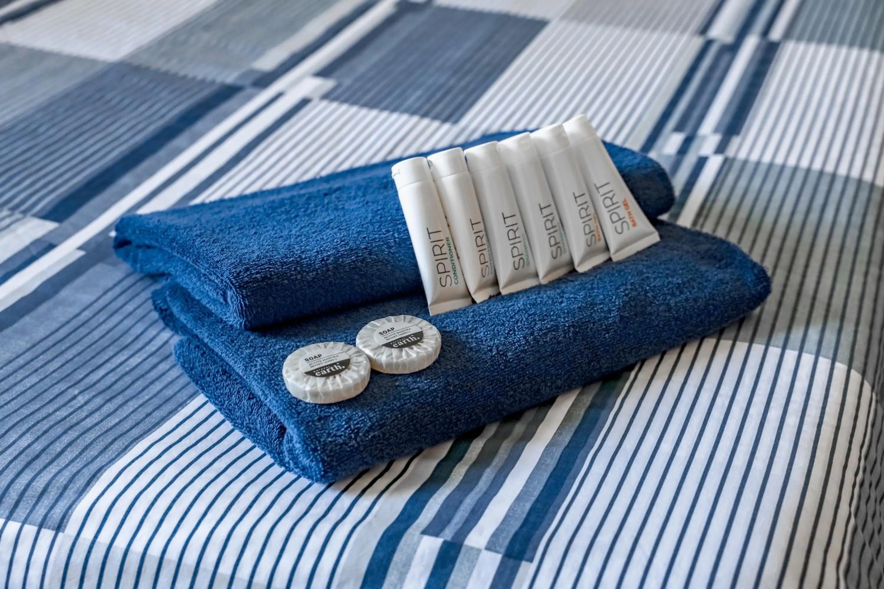 towels, Bed in Wake Up! Sydney Central