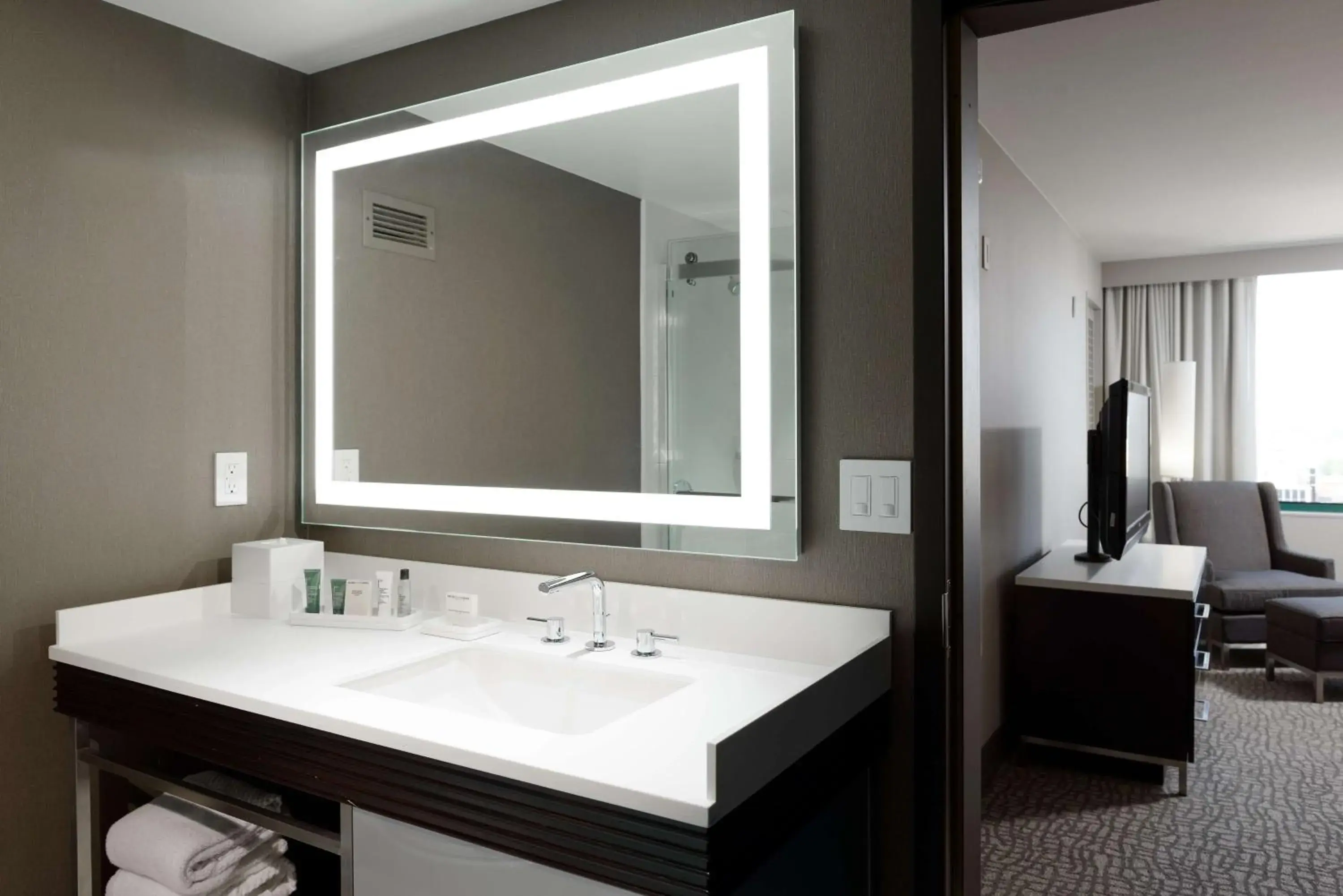 Large King Room with Balcony in Hilton Woodland Hills/ Los Angeles Large King Room with Balcony in Hilton Woodland Hills/ Los Angeles