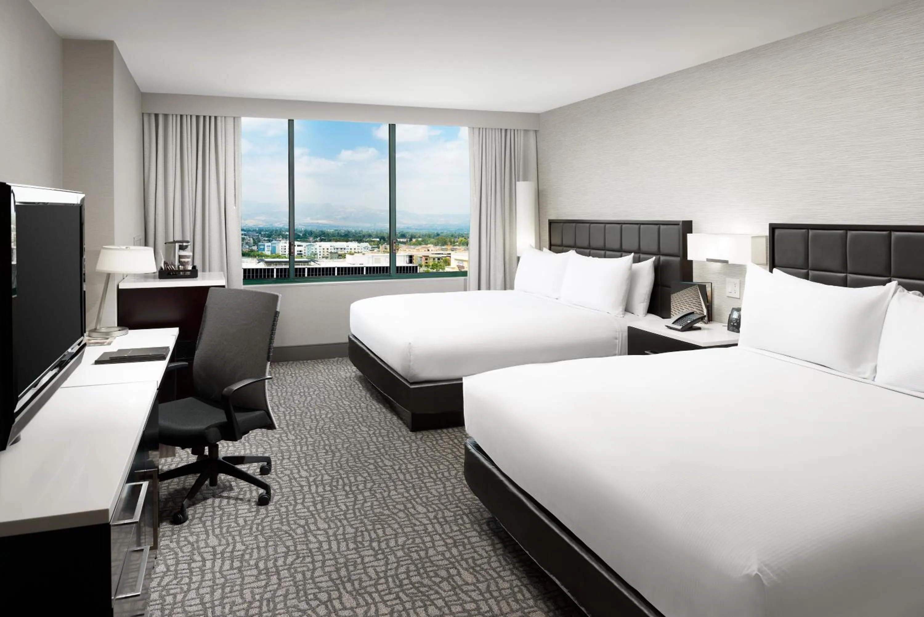 Photo of the whole room, Bed in Hilton Woodland Hills/ Los Angeles