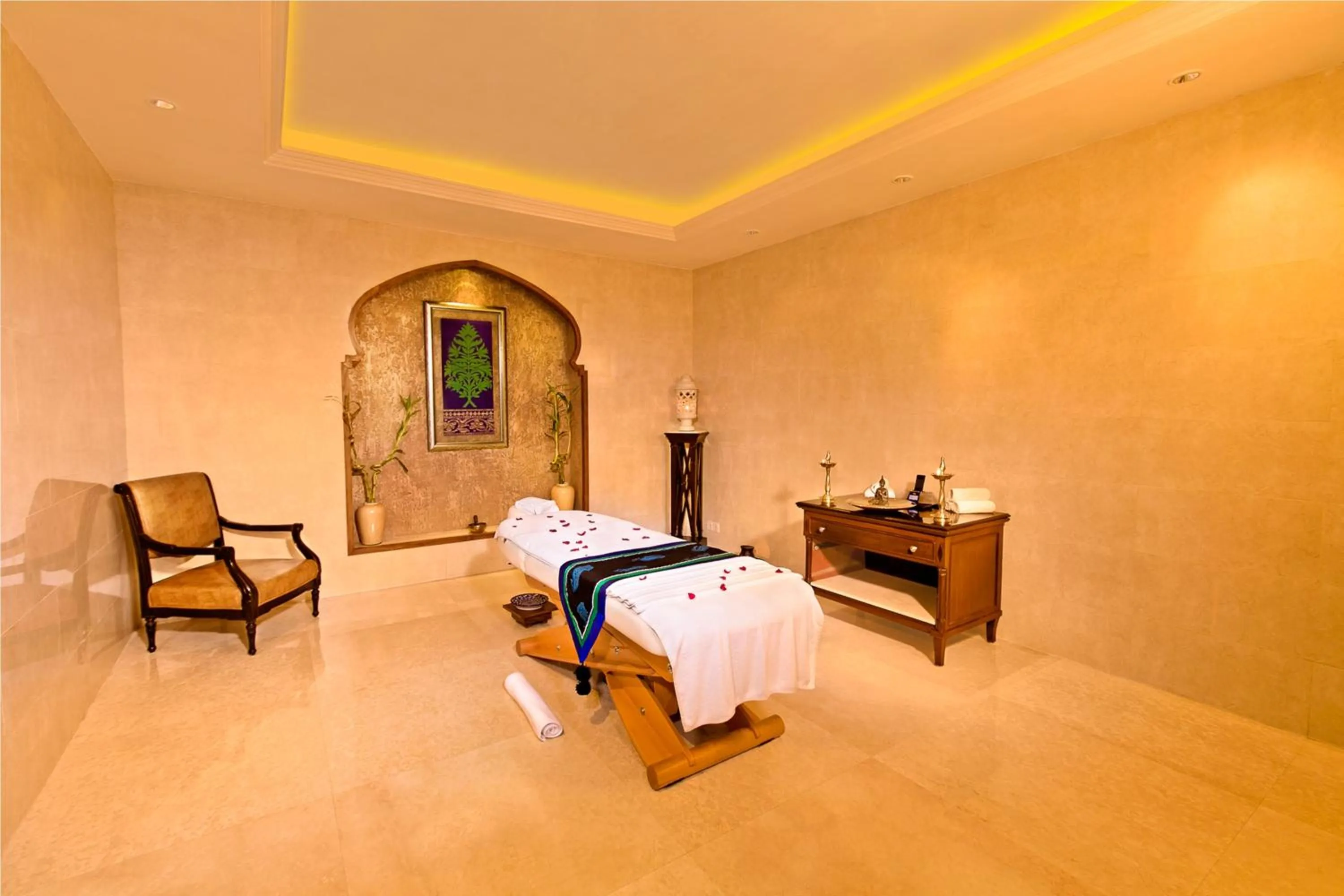 Spa and wellness centre/facilities, Bed in The Lalit Jaipur