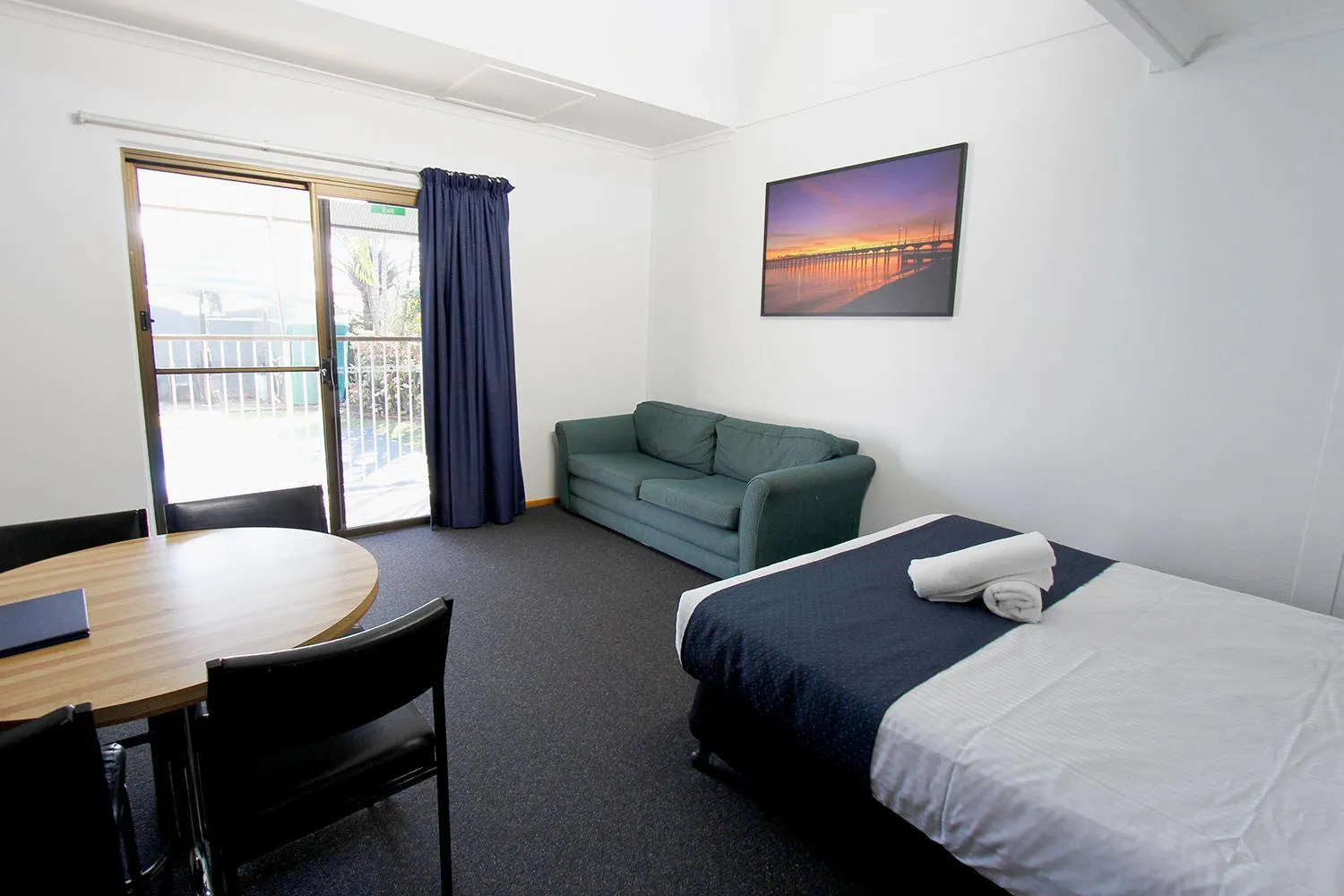 Living room, Bed in Blue Shades Motel