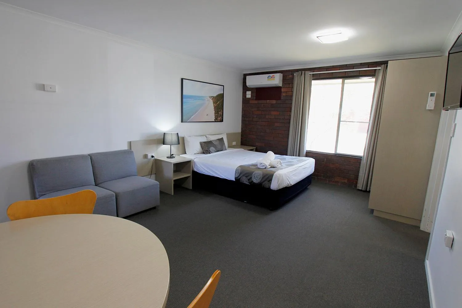 Bedroom, Bed in Blue Shades Motel