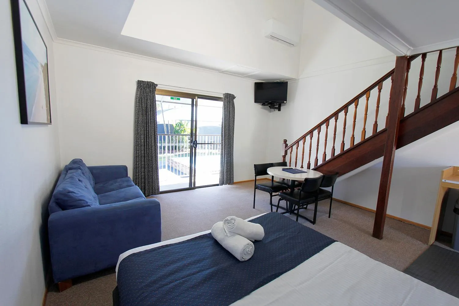 Seating area, Bed in Blue Shades Motel