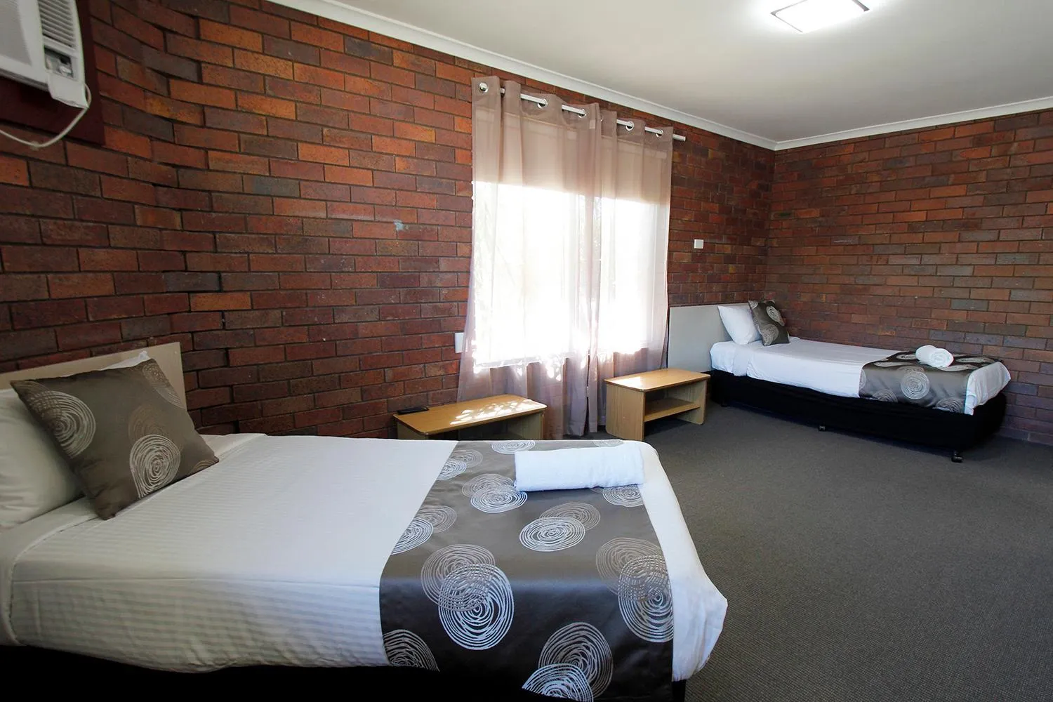 Bedroom, Bed in Blue Shades Motel