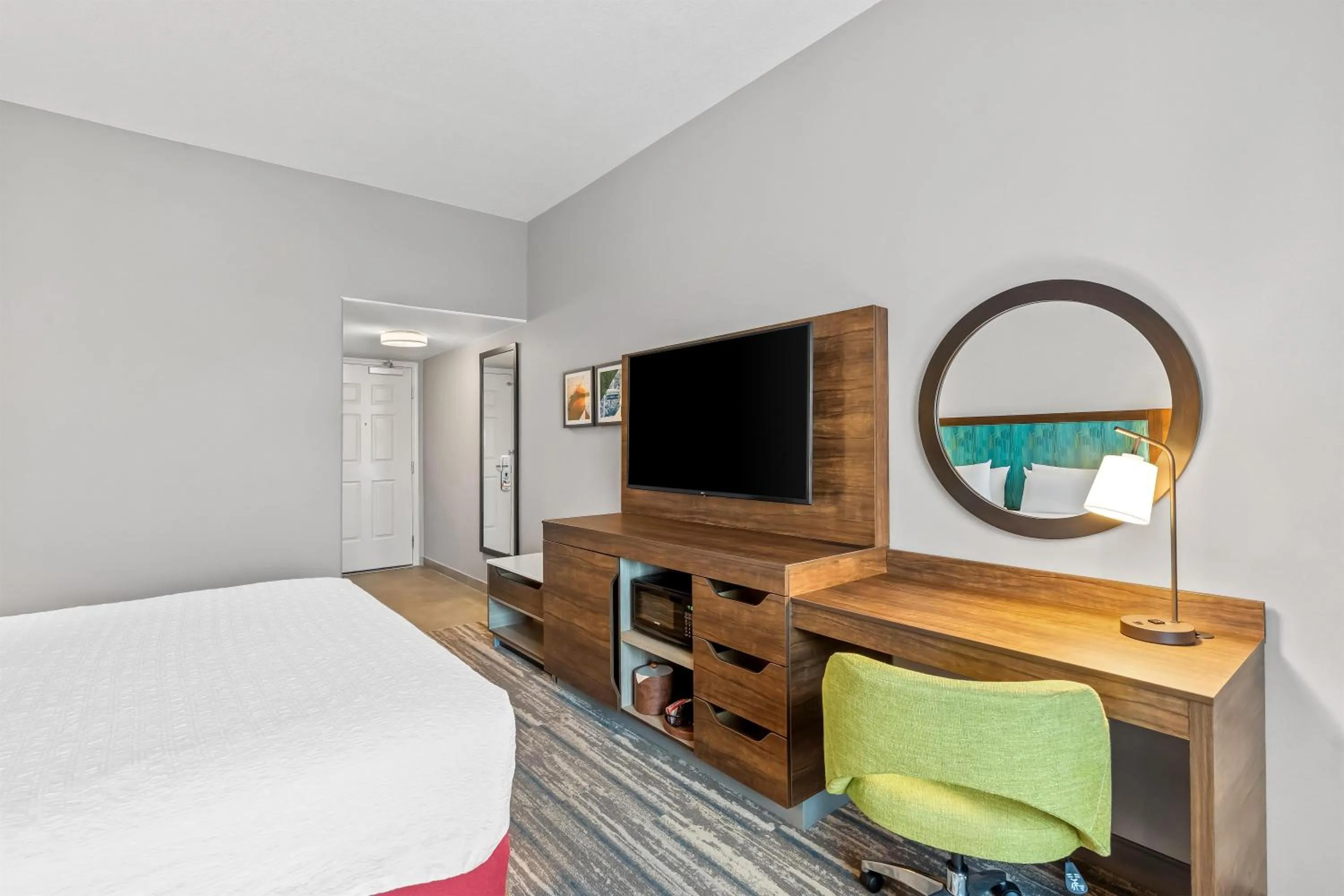 Bedroom, Bed in Hampton Inn & Suites Lathrop