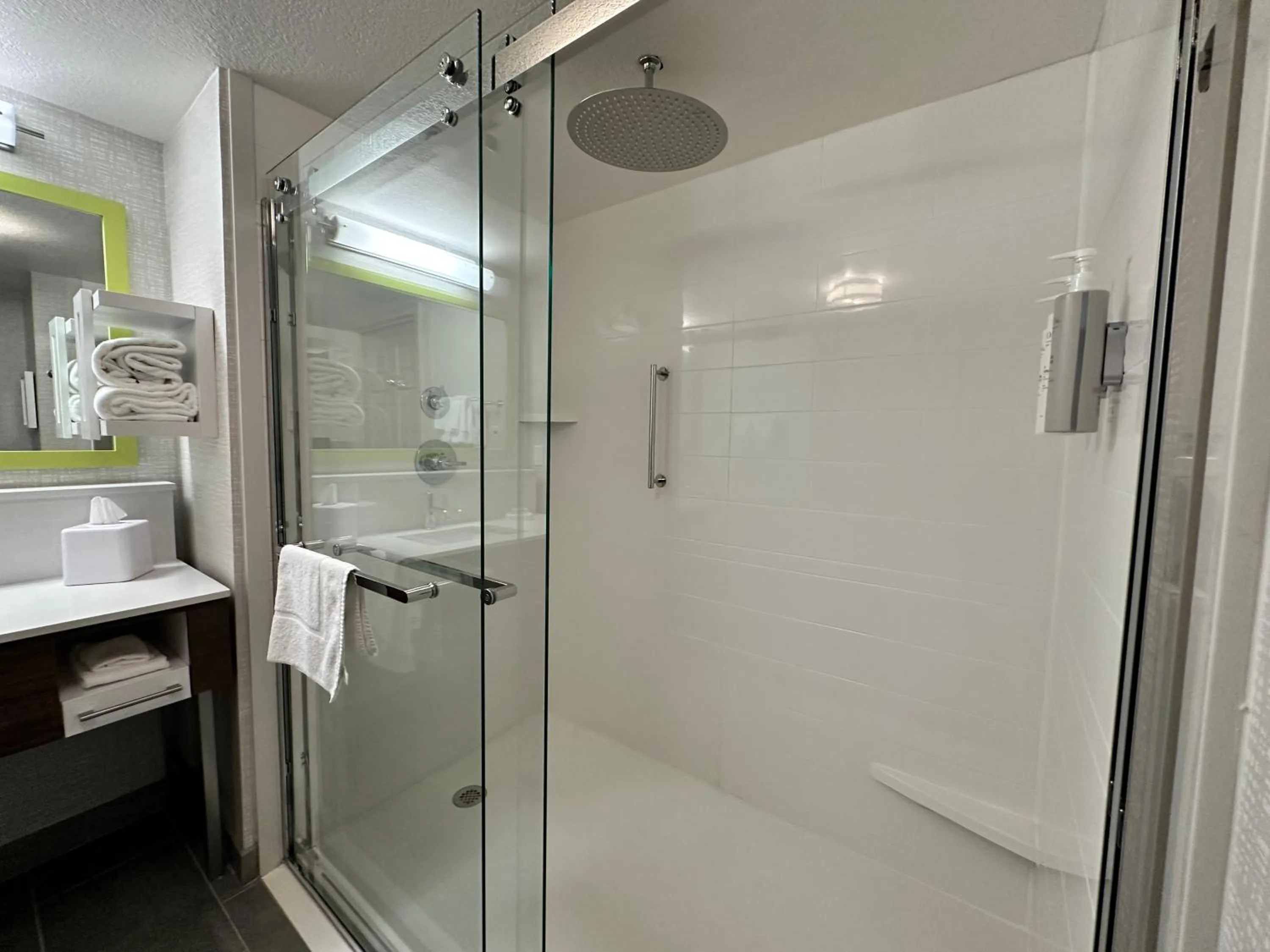 Shower in Hampton Inn & Suites Lathrop