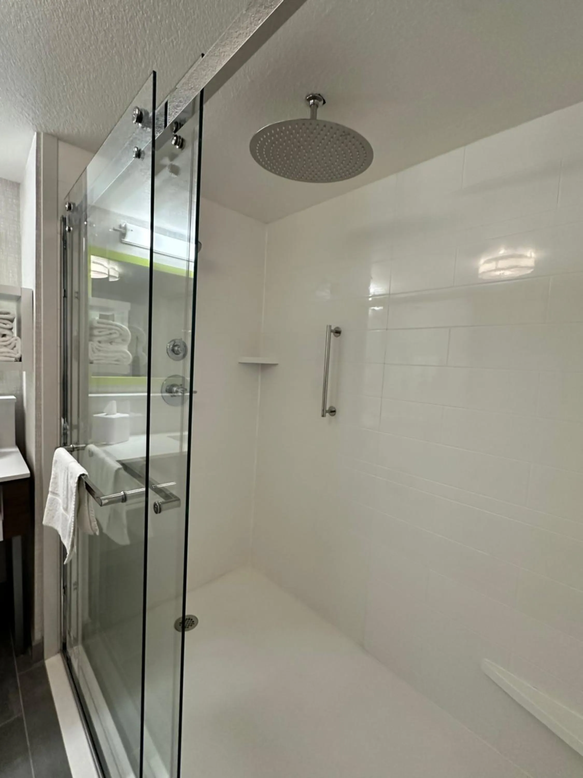 Shower in Hampton Inn & Suites Lathrop