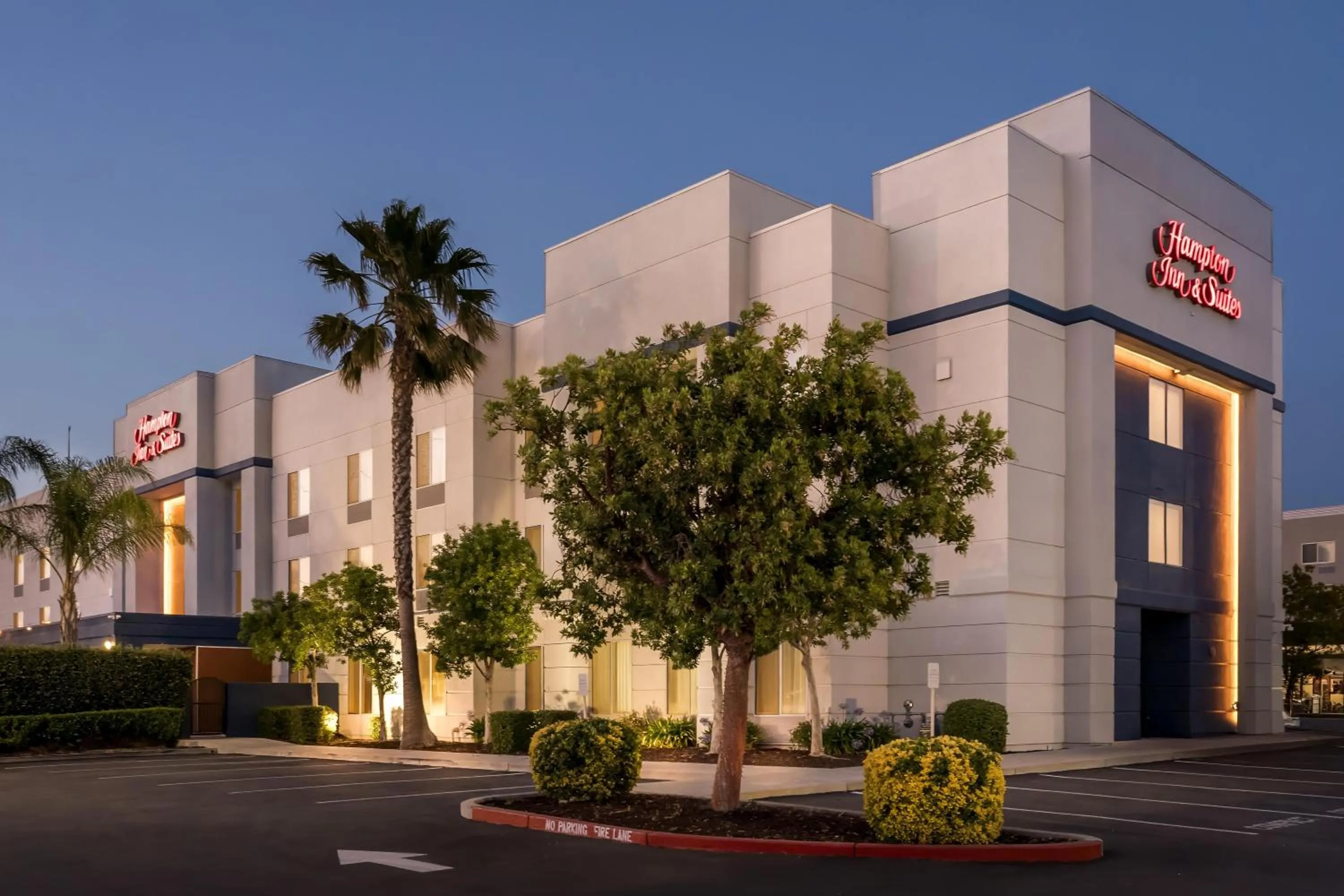 Property building in Hampton Inn & Suites Lathrop