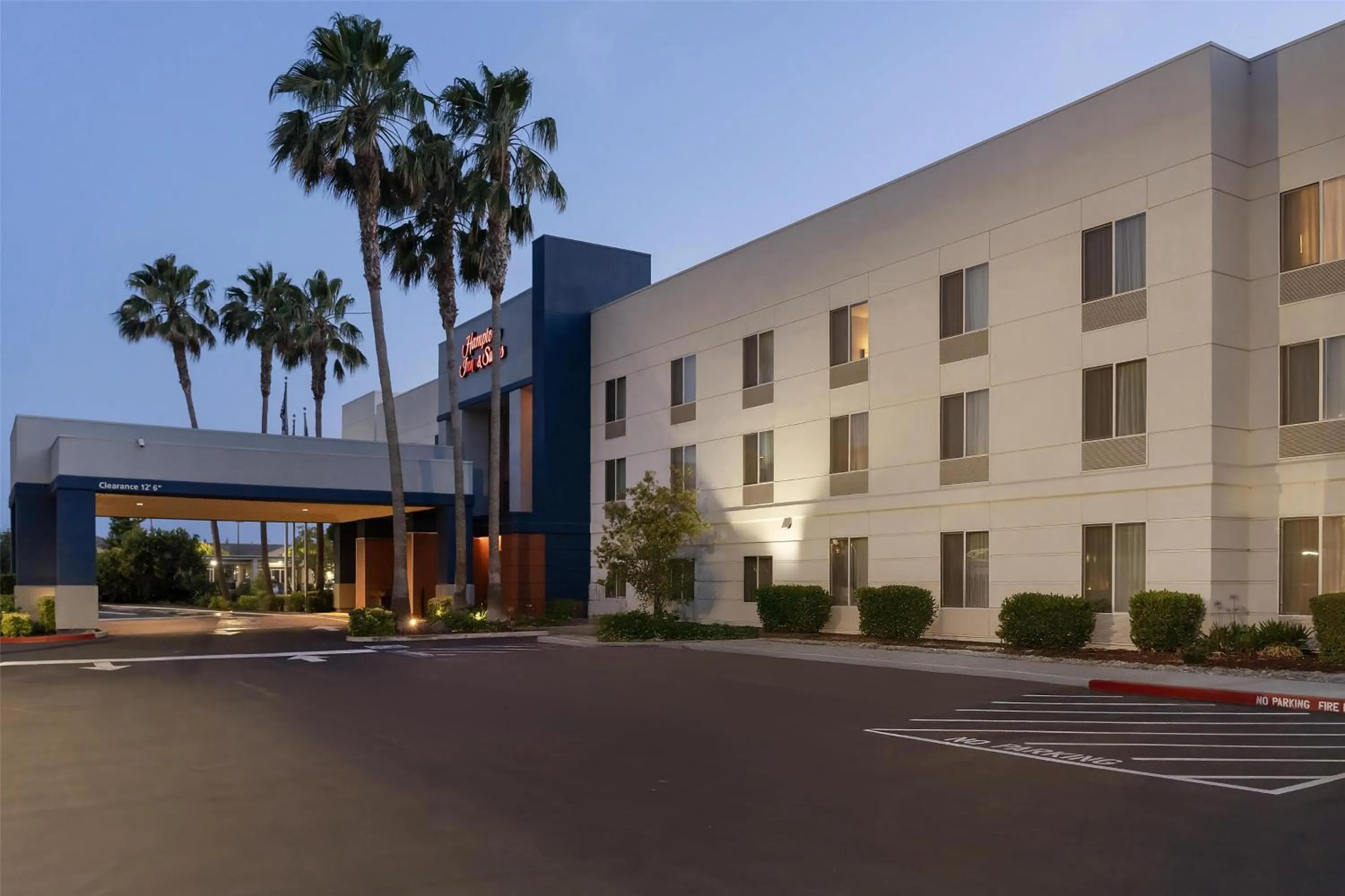 Property building in Hampton Inn & Suites Lathrop