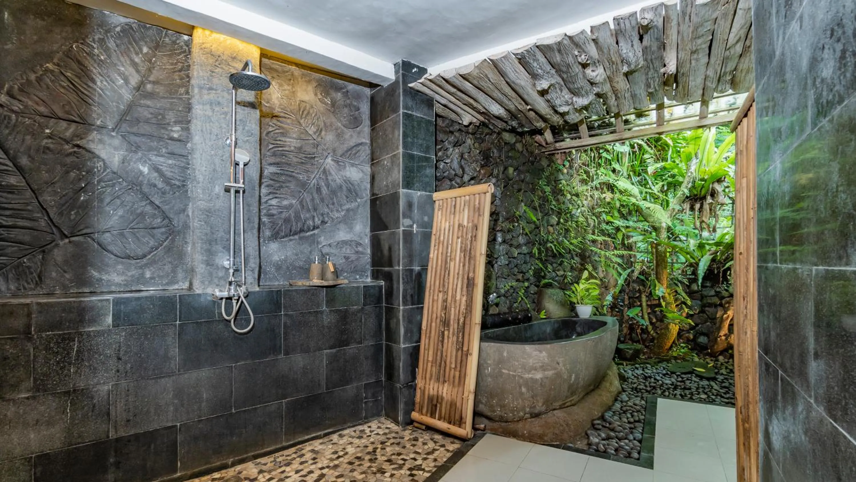 Shower in Umah Tis Sebatu