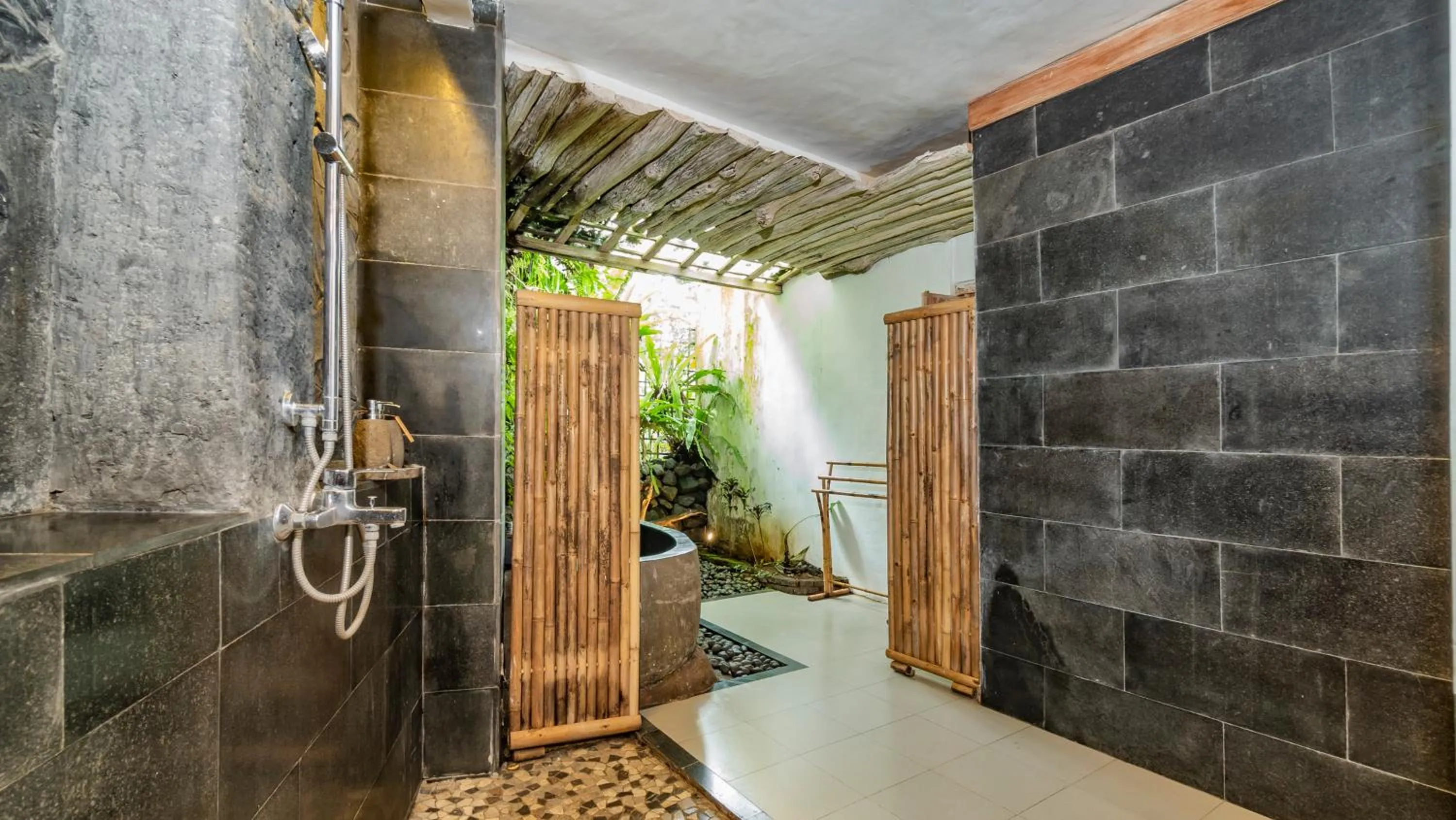 Shower in Umah Tis Sebatu