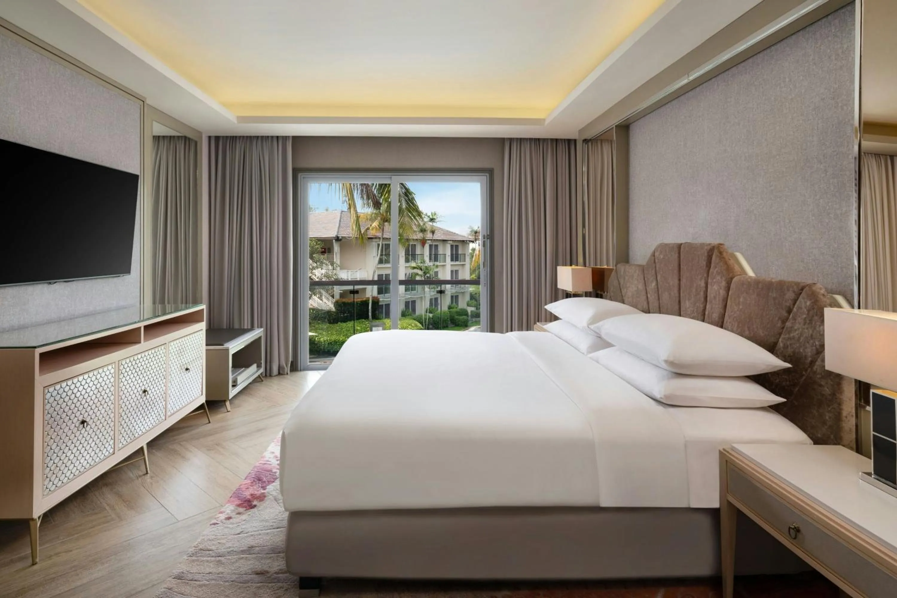 Swimming pool, Bed in Sheraton Bandung Hotel & Towers