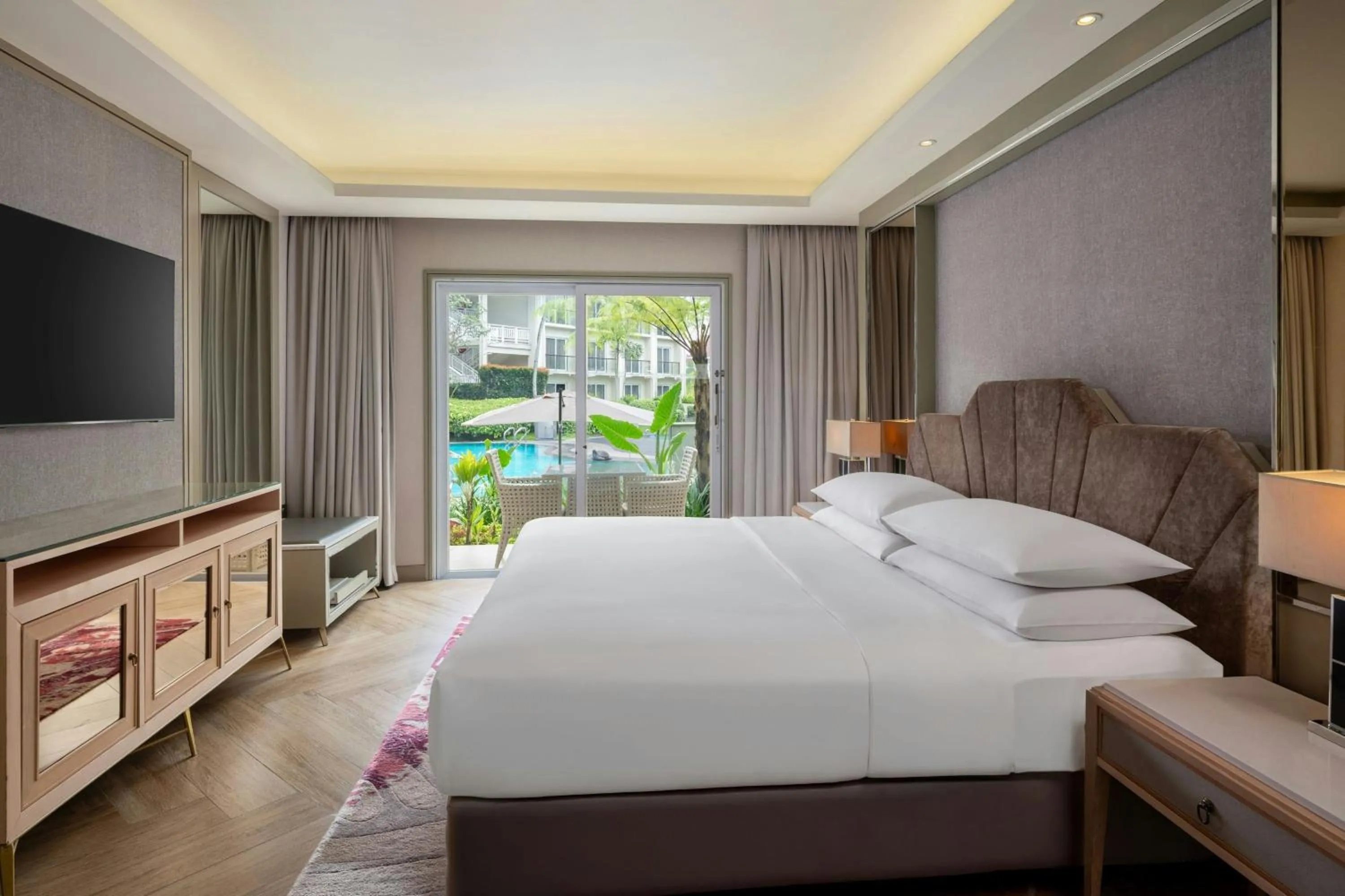 Swimming pool, Bed in Sheraton Bandung Hotel & Towers