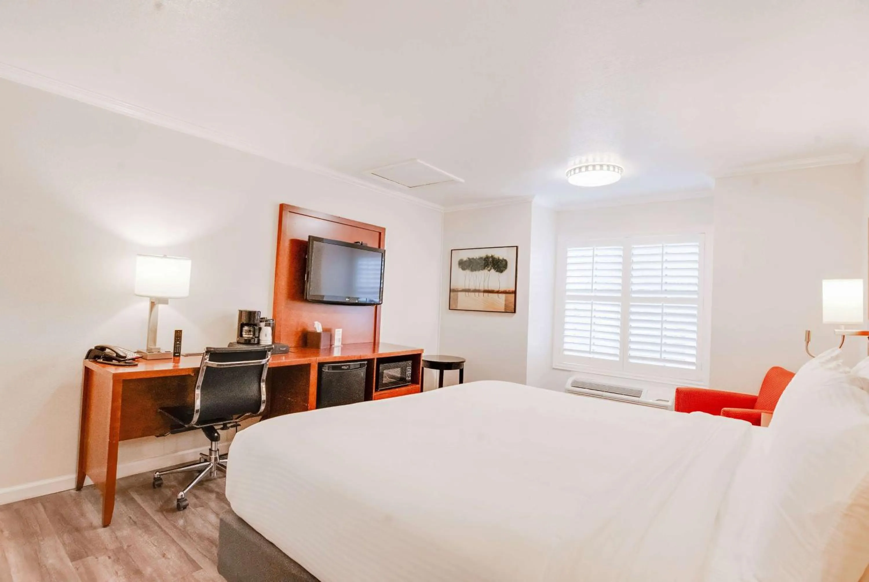 Photo of the whole room, Bed in Ramada by Wyndham Mountain View