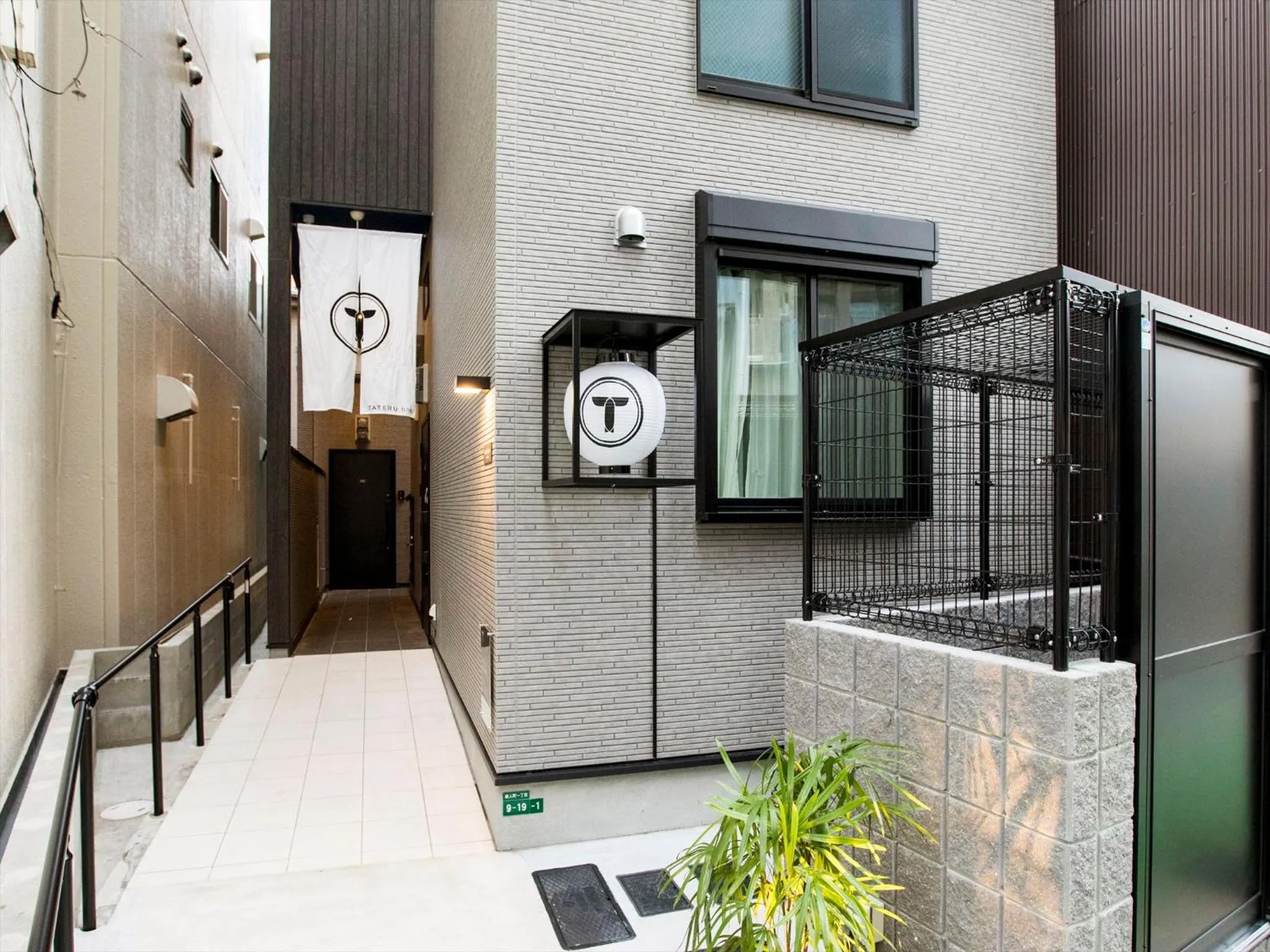 Facade/entrance in TRIP POD TOJIN-MACHI A