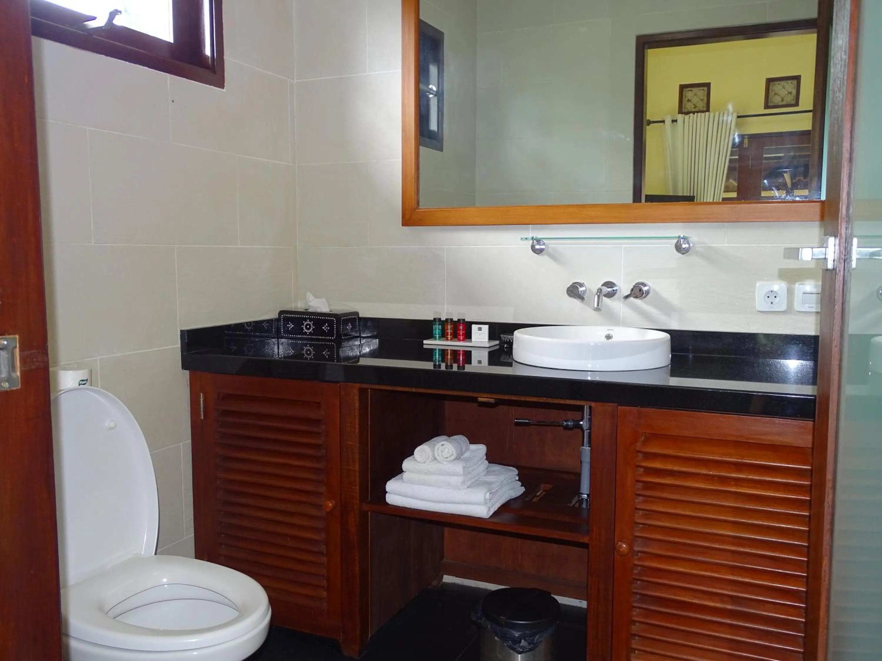 Toilet in Bale Solah Lombok Holiday Resort