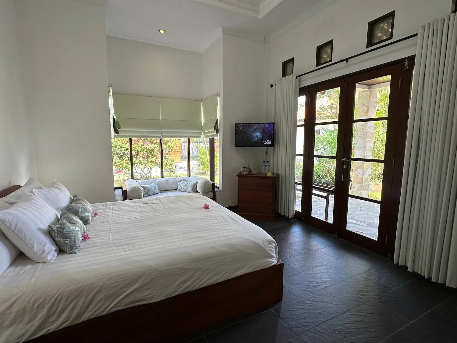 Bed in Bale Solah Lombok Holiday Resort