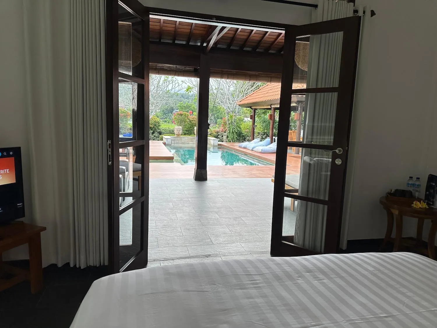 Bed in Bale Solah Lombok Holiday Resort