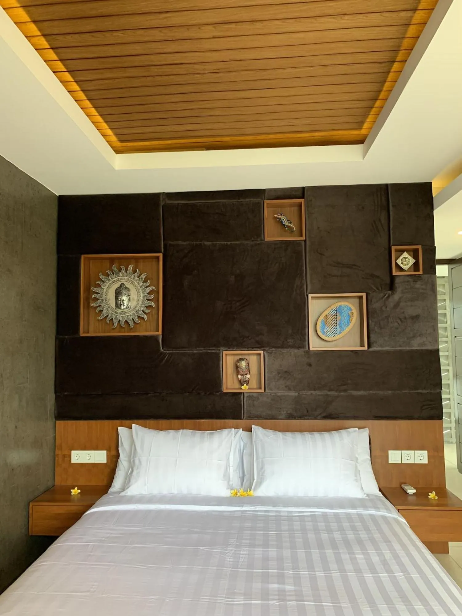 Bed in Bale Solah Lombok Holiday Resort