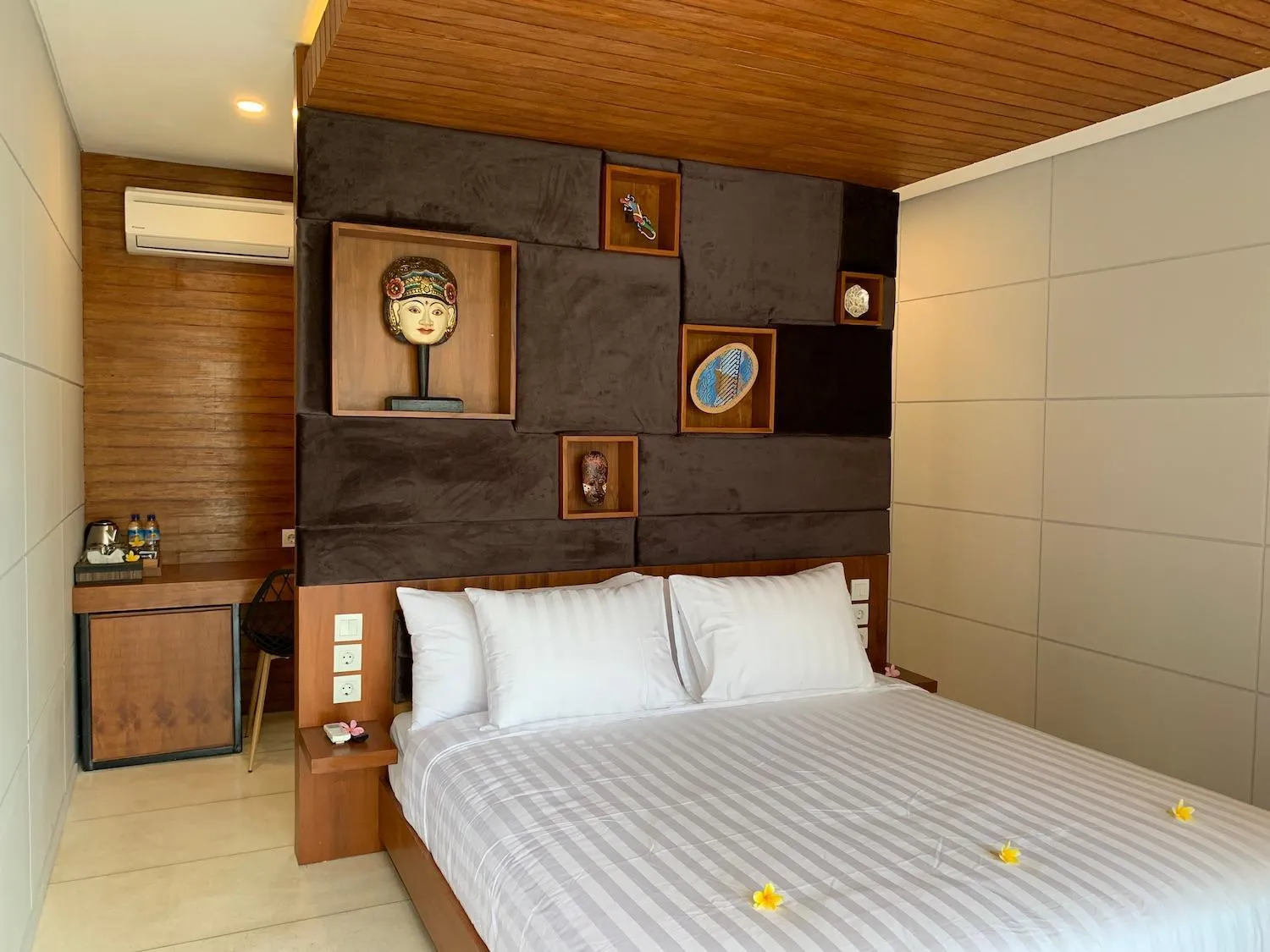 Bed in Bale Solah Lombok Holiday Resort