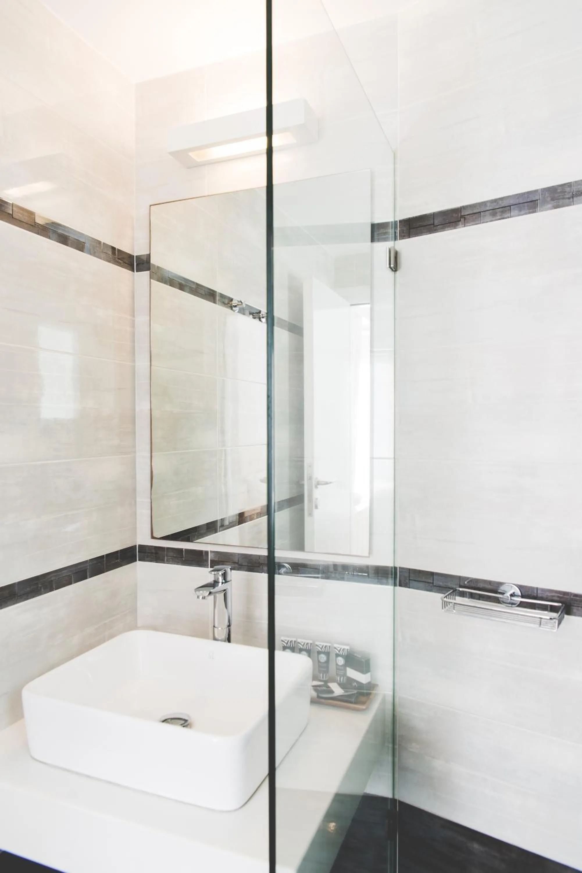 Restaurant/places to eat in Super Paradise Hotel