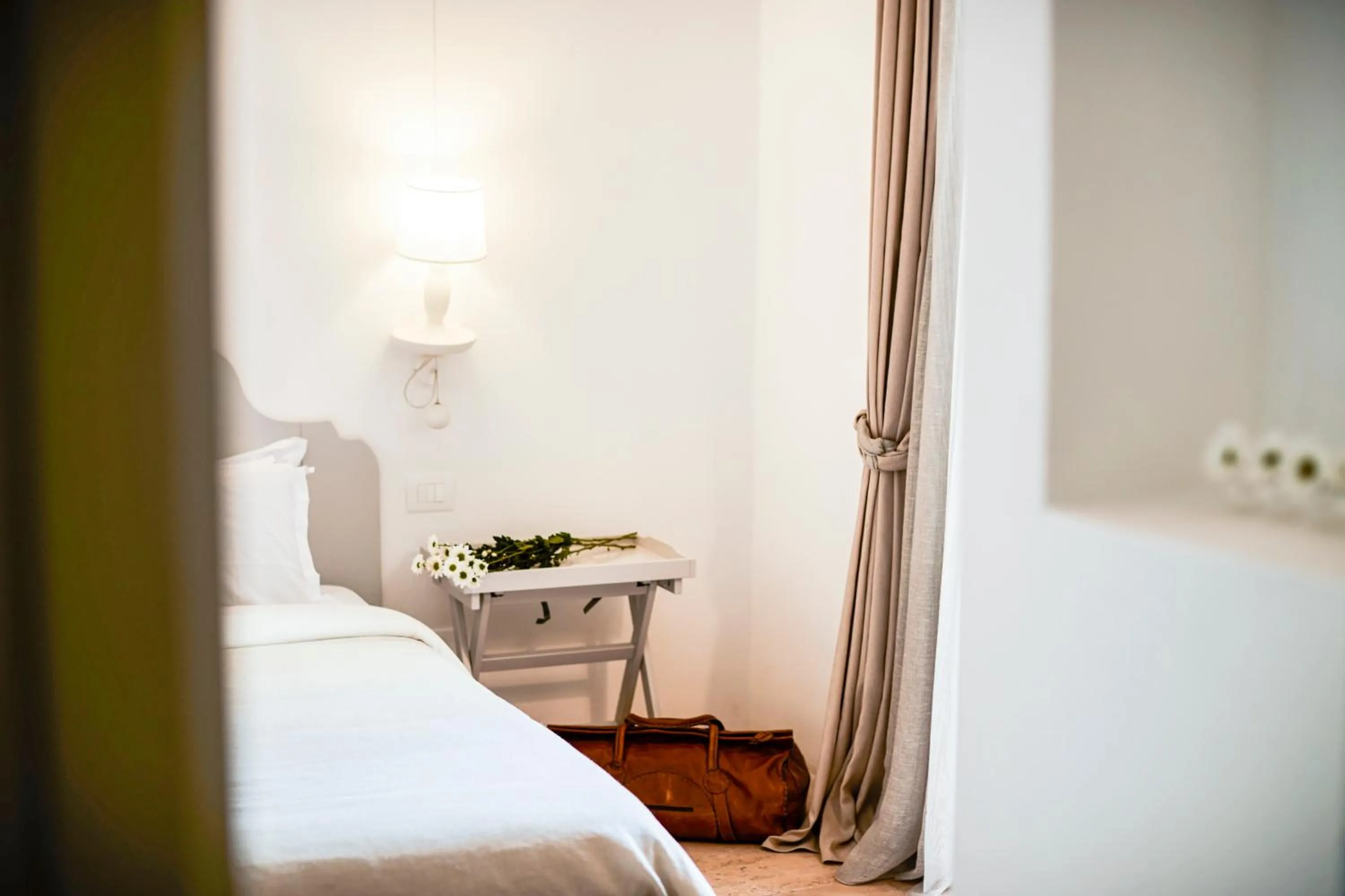 Photo of the whole room, Bed in Aquamarea