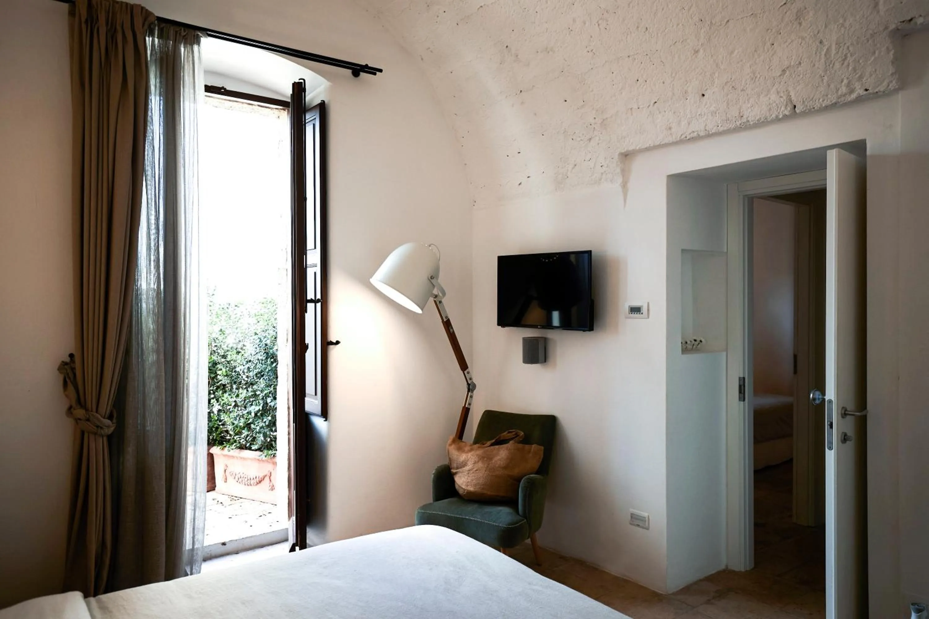 Photo of the whole room, Bed in Aquamarea