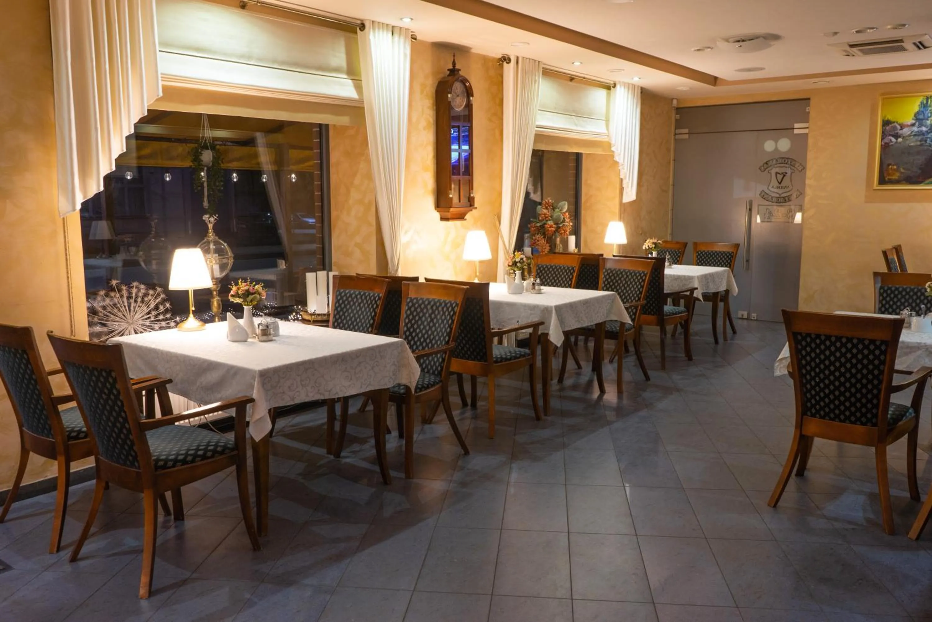 Restaurant/places to eat in Hotel Vaidila