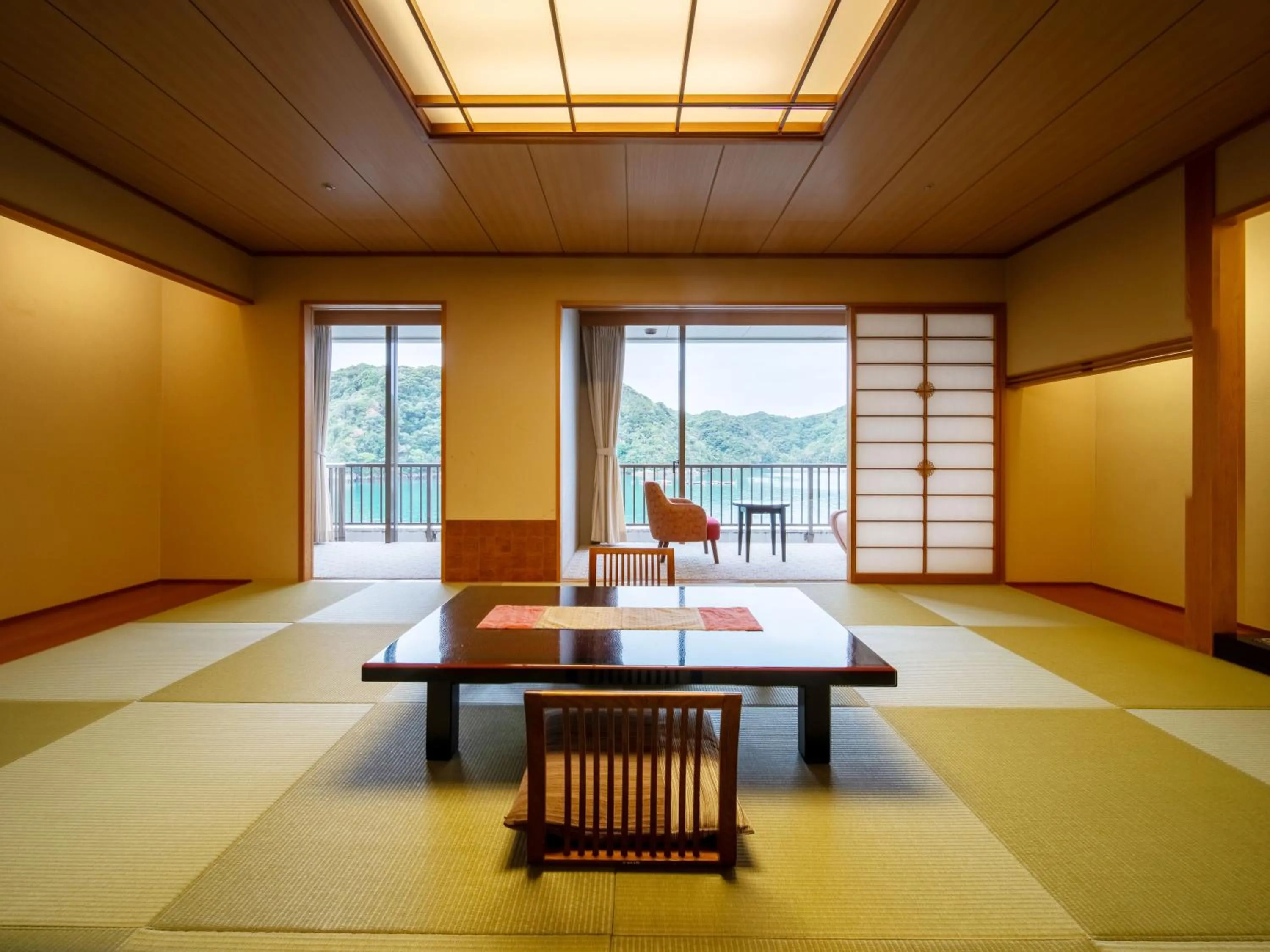 Photo of the whole room in Kumano-bettei Nakanoshima
