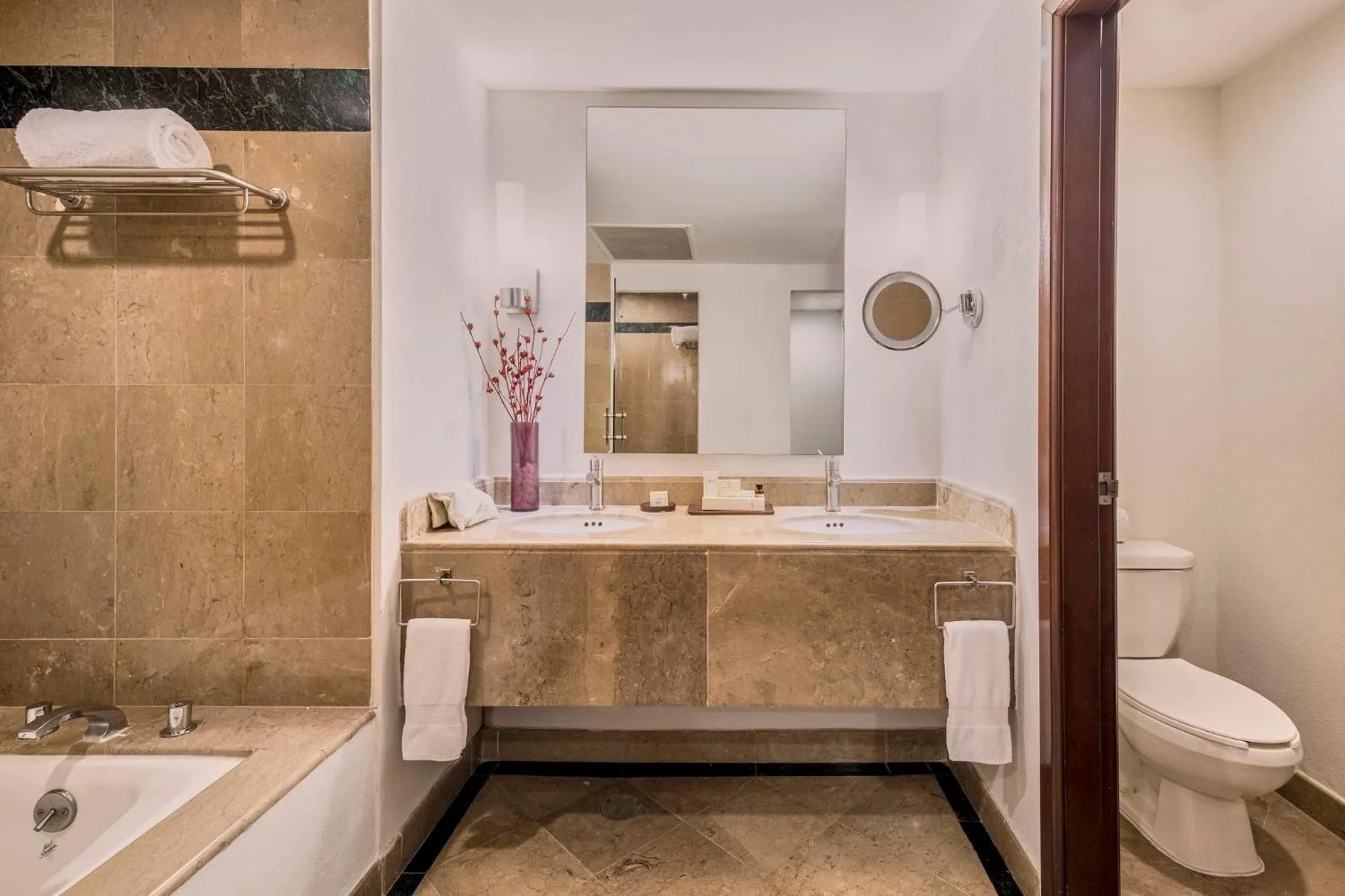 Photo of the whole room in Fiesta Americana Merida