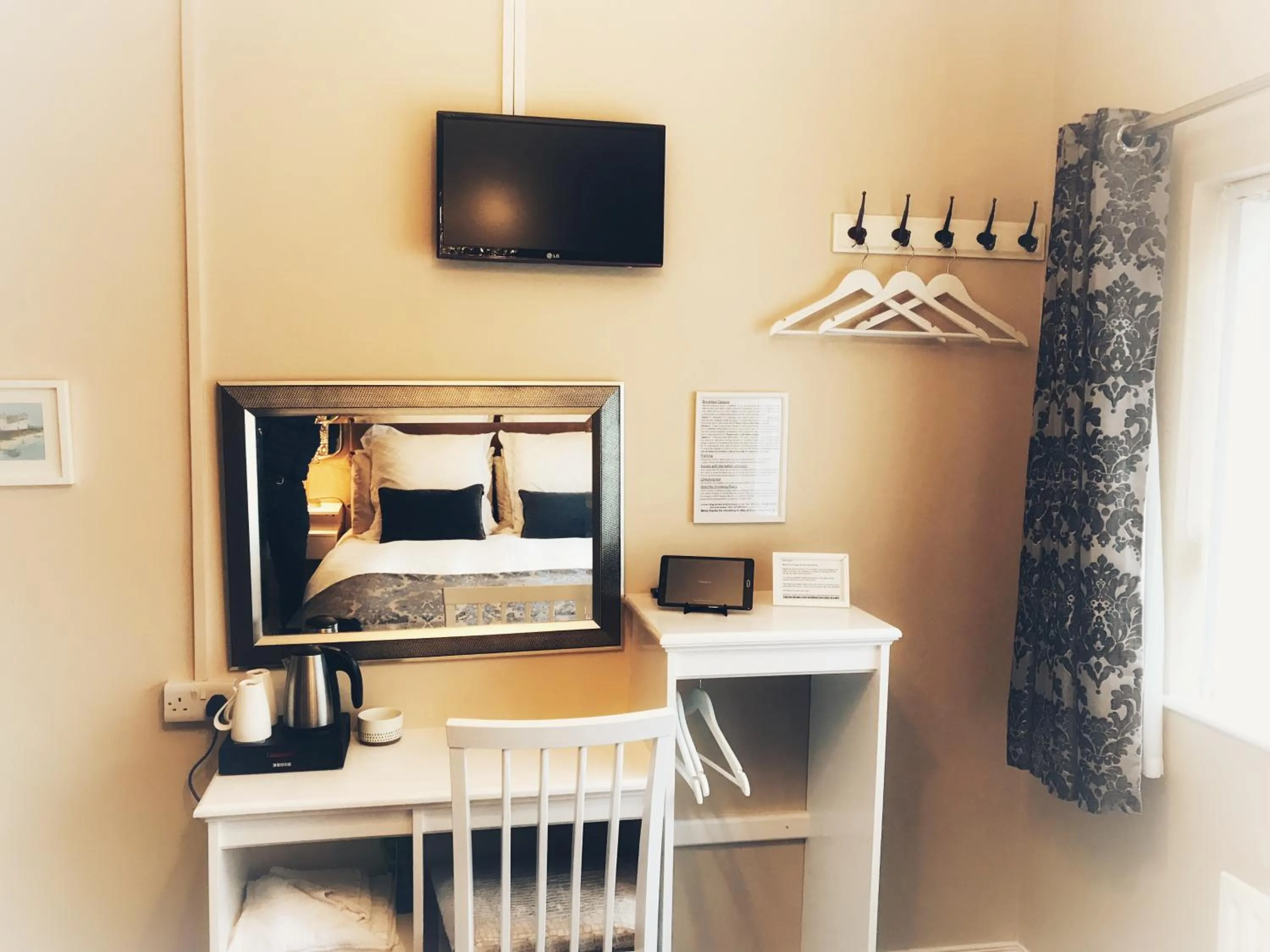 TV and multimedia in Elagh View Bed & Breakfast