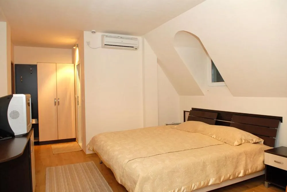 Deluxe Double Room with Extra Bed (3 Adults) in Hotel Avis