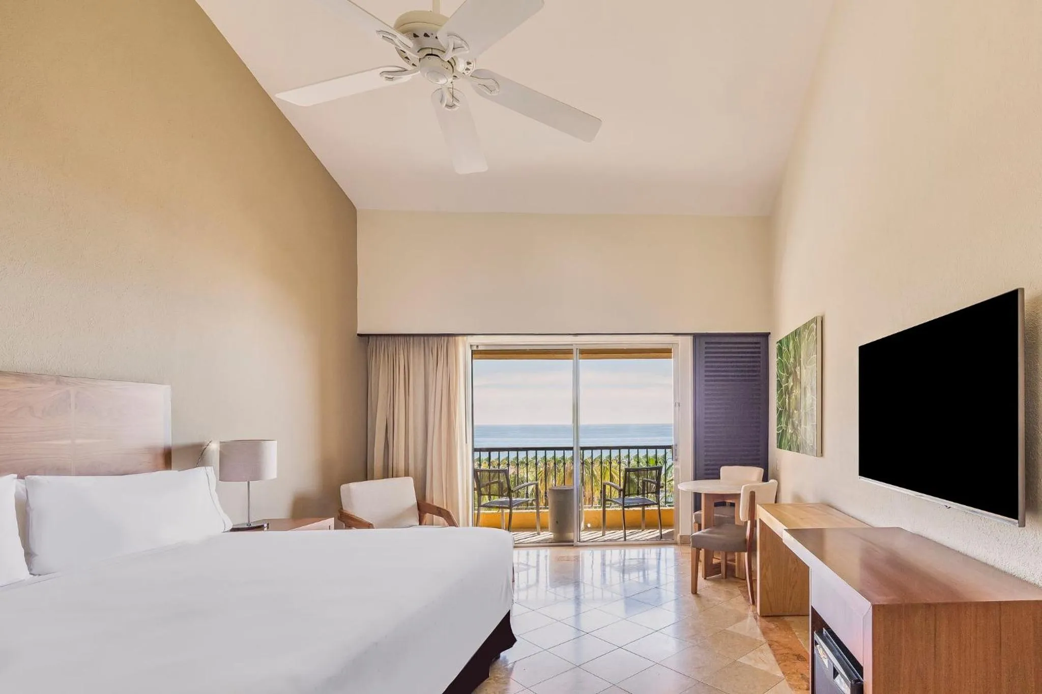 Property building, Bed in Grand Fiesta Americana Los Cabos All Inclusive Golf & Spa