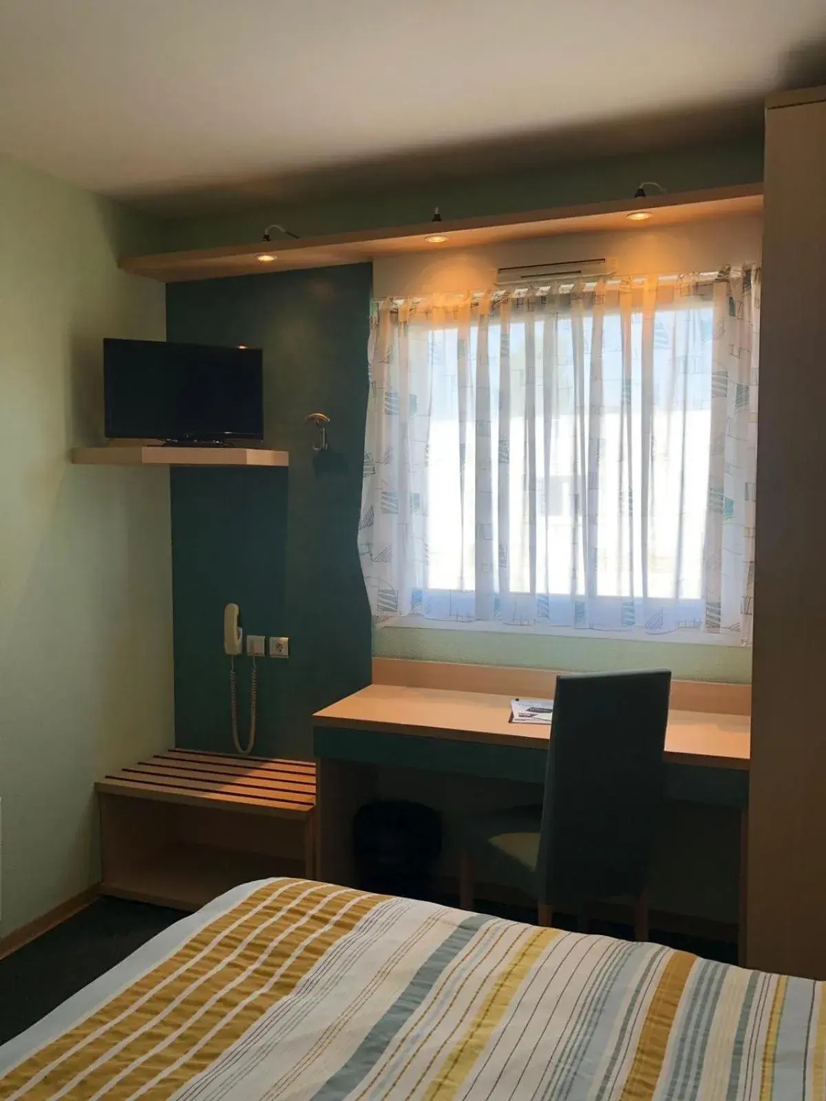 Double Room in Hôtel Restaurant de L'Europort Double Room in Hôtel Restaurant de L'Europort