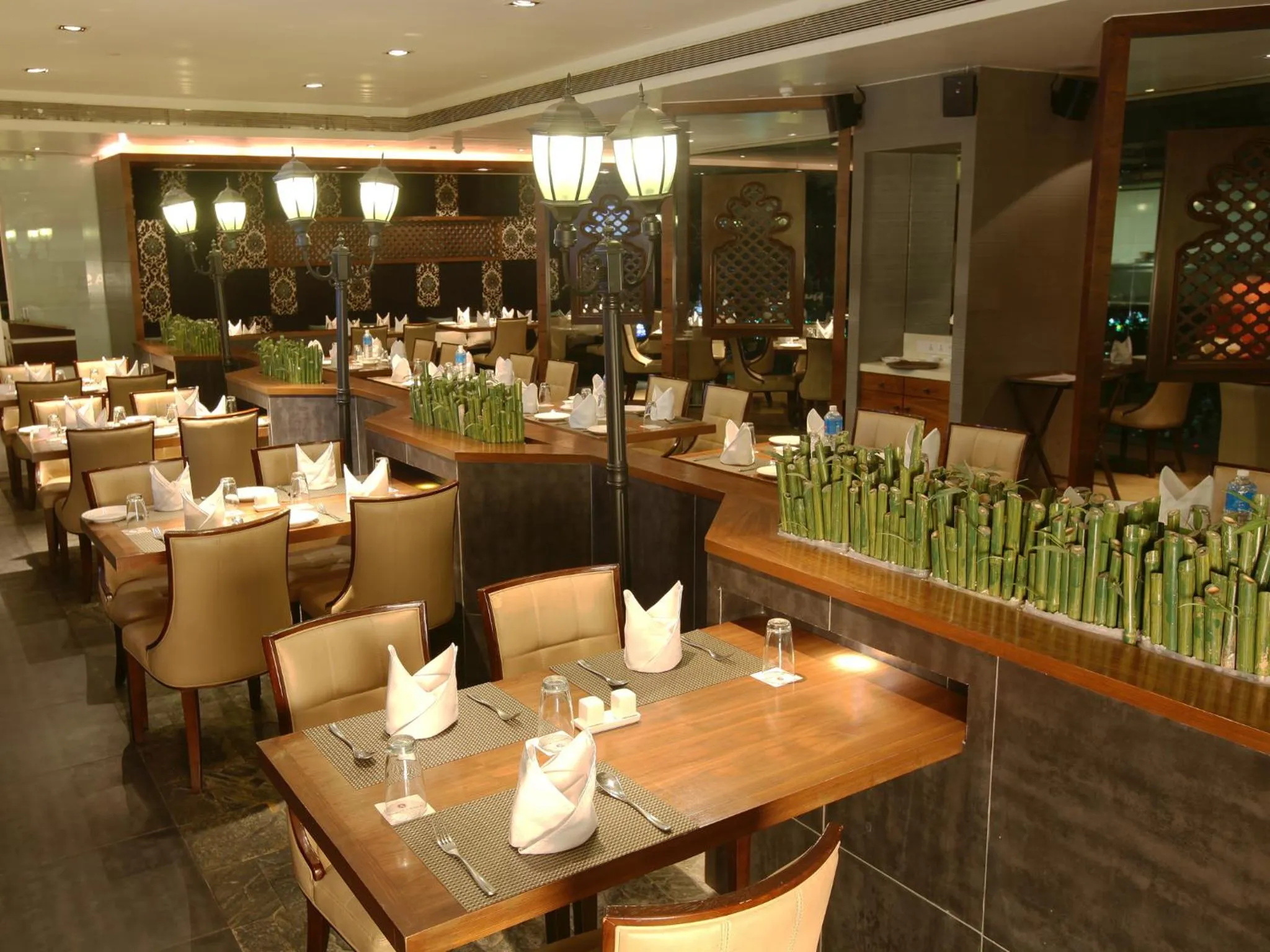 Restaurant/places to eat in Ramee Grand Hotel and Spa, Pune