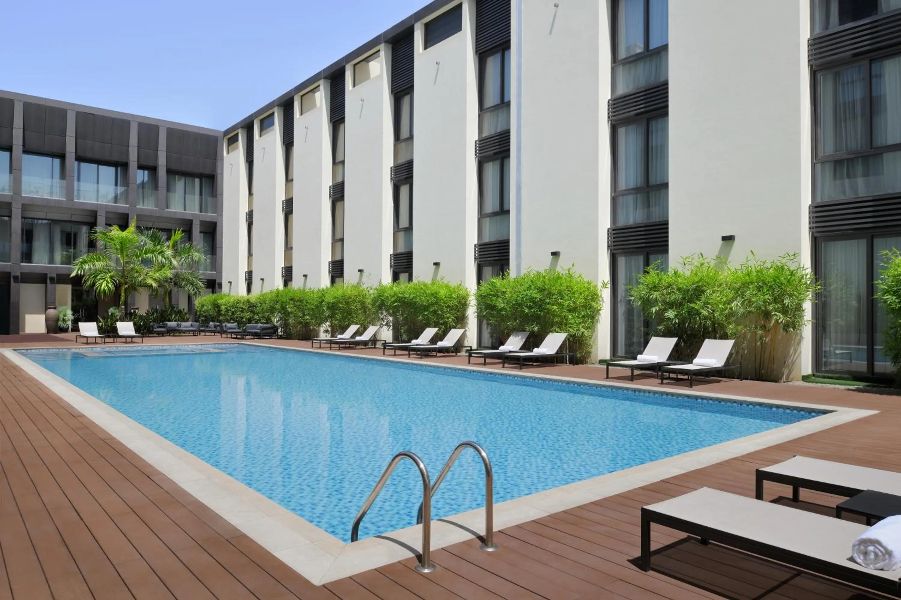 Swimming pool in Mövenpick Hotel Tahlia Jeddah