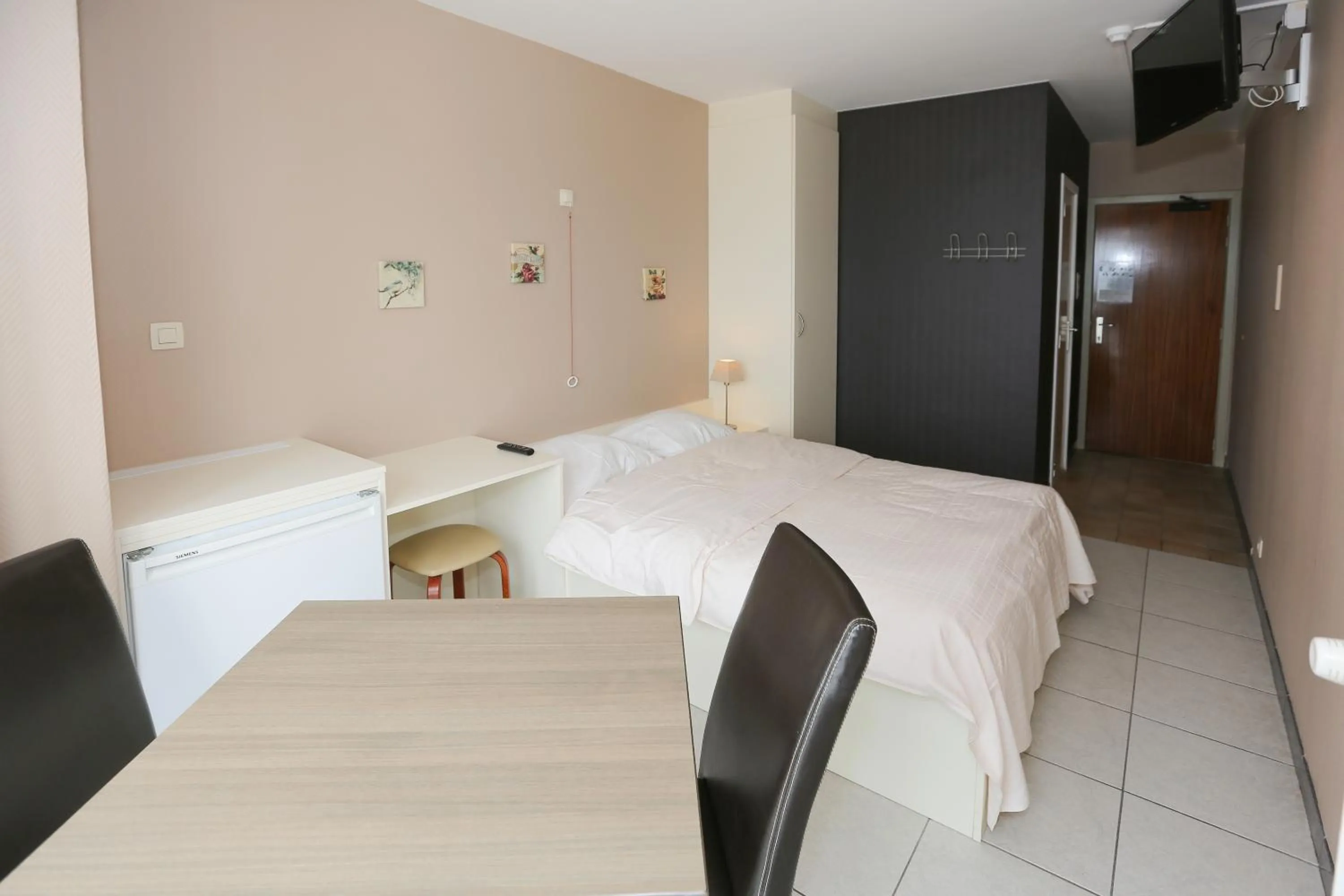 Toilet, Bed in Hotel De Zeebries