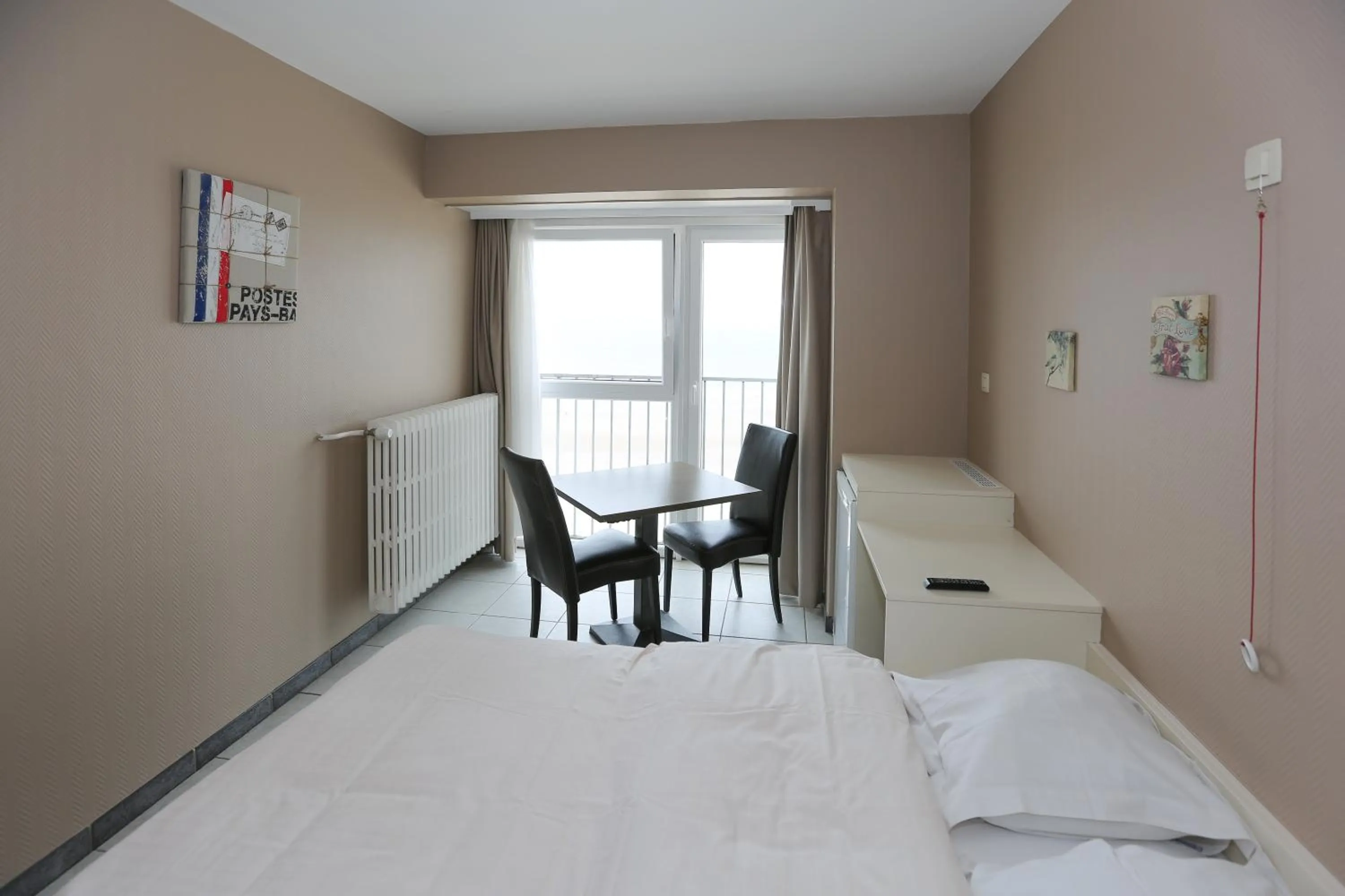 Shower, Bed in Hotel De Zeebries