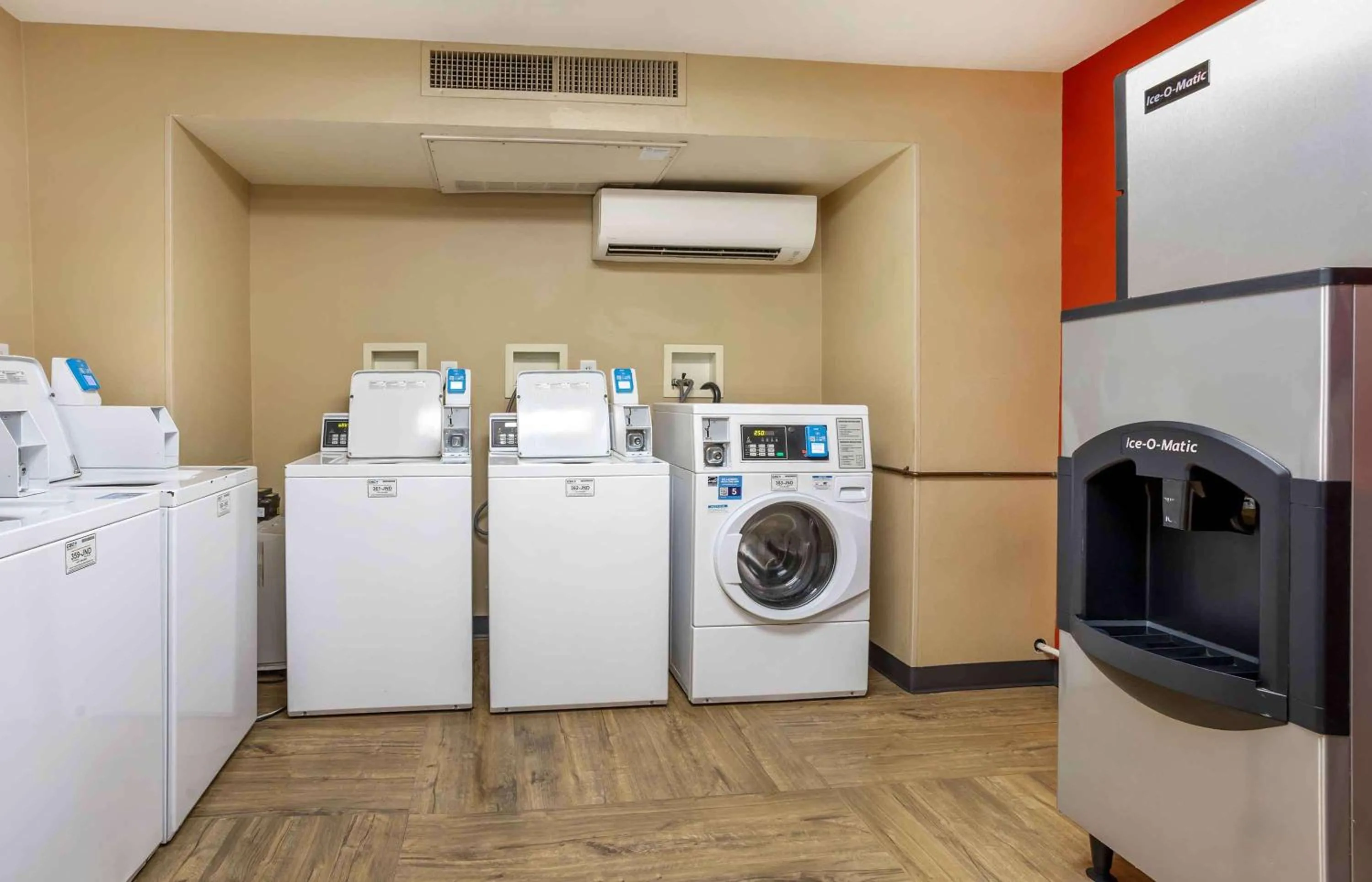 Property building in Extended Stay America Suites - Meadowlands - East Rutherford