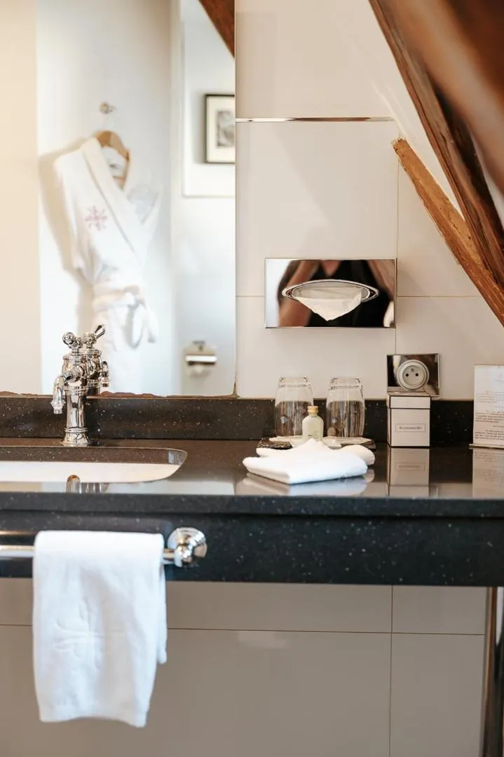 Bathroom in Hôtel & Spa Le Bouclier D'or