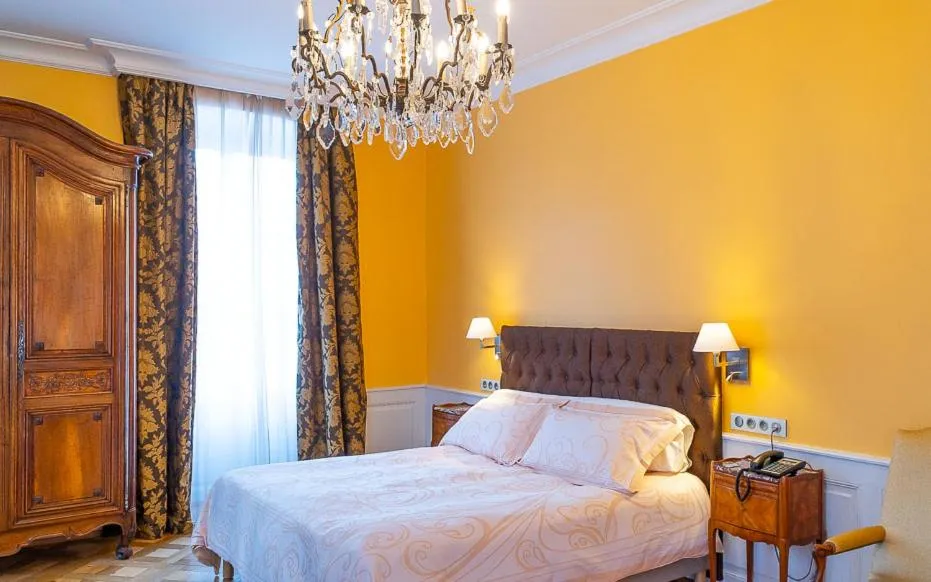 Photo of the whole room, Bed in Hôtel & Spa Le Bouclier D'or