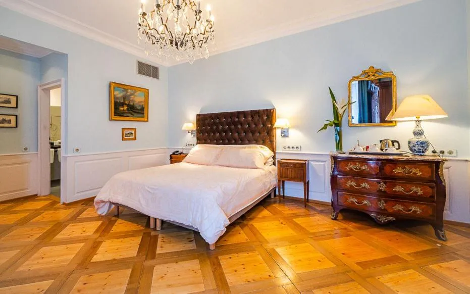 Photo of the whole room, Bed in Hôtel & Spa Le Bouclier D'or