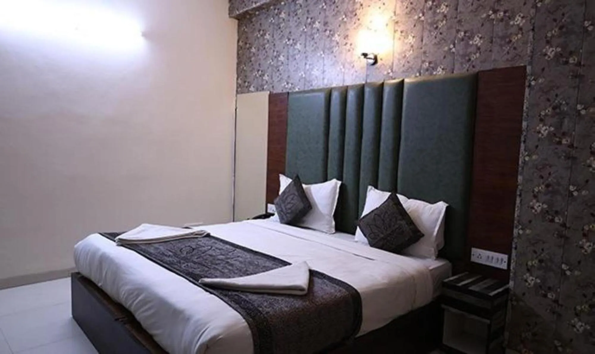 Bed in FabHotel HSP Suites - Near IGI Airport - New Delhi